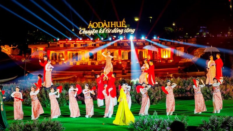 “Áo dài Huế - Chuyện kể từ dòng sông” là chương trình chuyện kể về sông Hương trên nền các bộ thiết kế áo dài Huế.