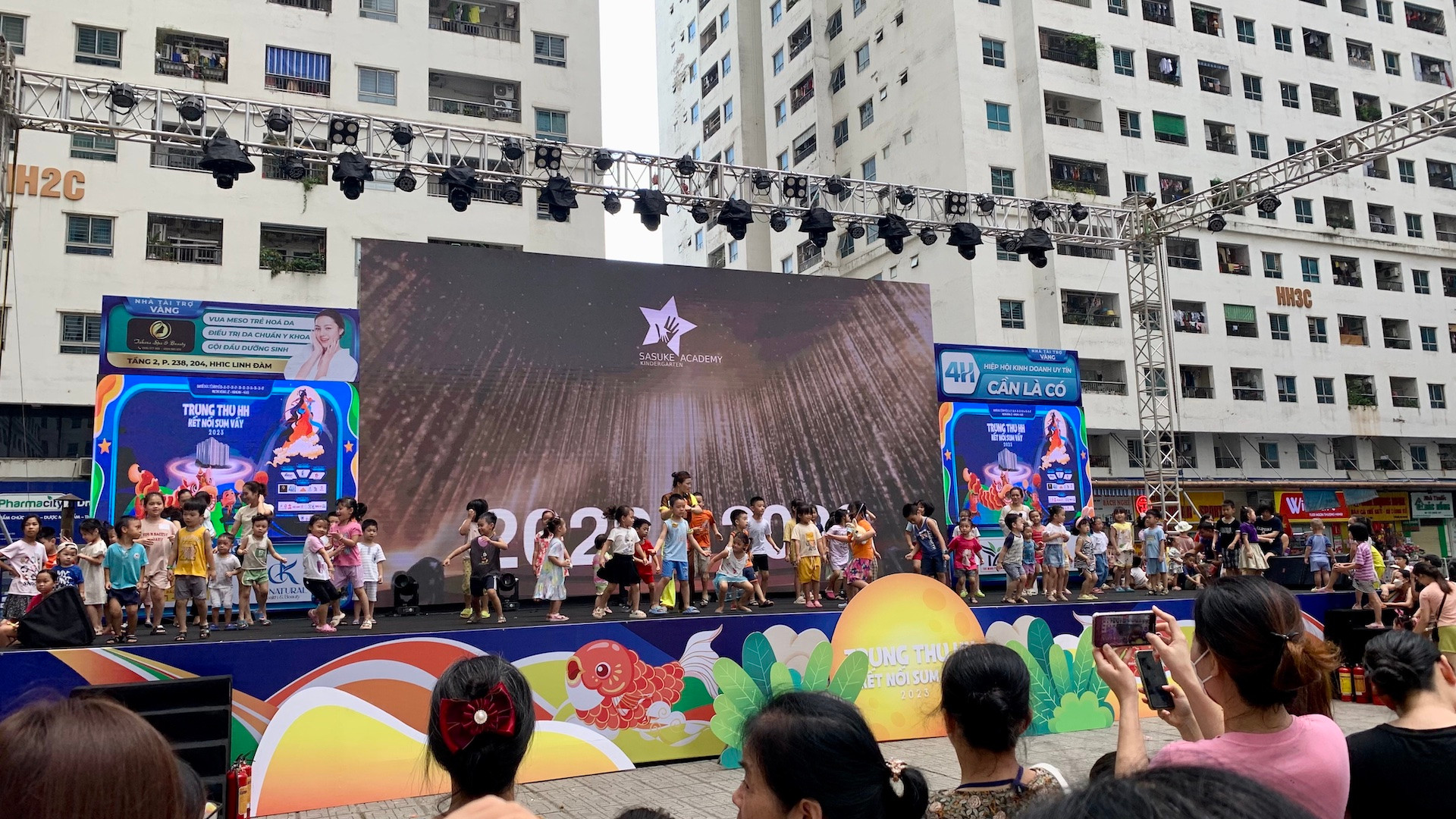 Các trò chơi đều được đông đảo bạn nhỏ tham gia hưởng ứng.