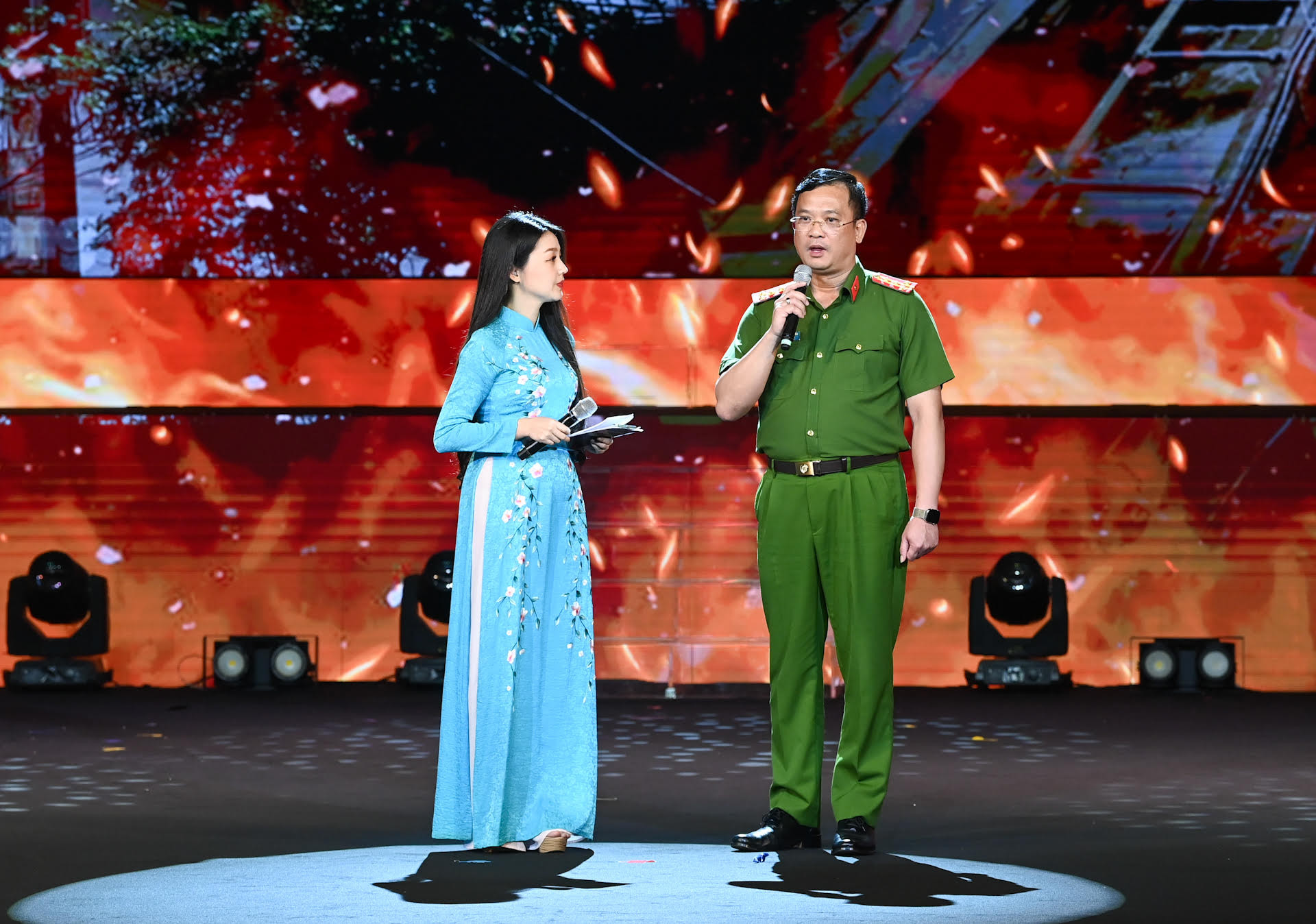 Đại tá Phạm Trung Hiếu - Trưởng phòng Cảnh sát phòng cháy, chữa cháy và cứu nạn, cứu hộ thành phố Hà Nội giao lưu, chia sẻ với các đại biểu dự buổi lễ.