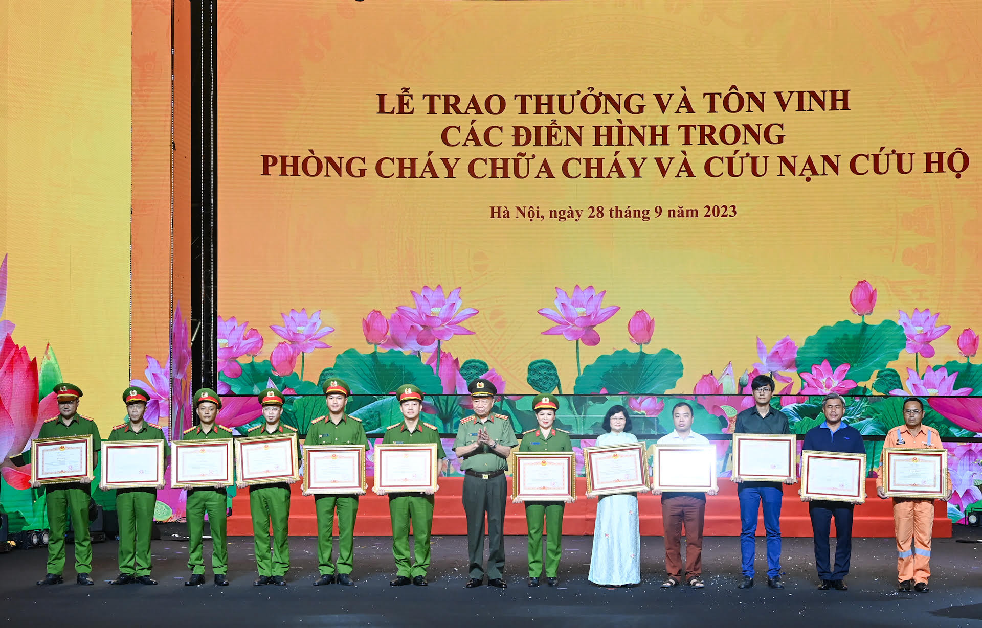 Đại tướng Tô Lâm, Bộ trưởng Công an trao Bằng khen của Thủ tướng Chính phủ cho các tập thể và cá nhân.