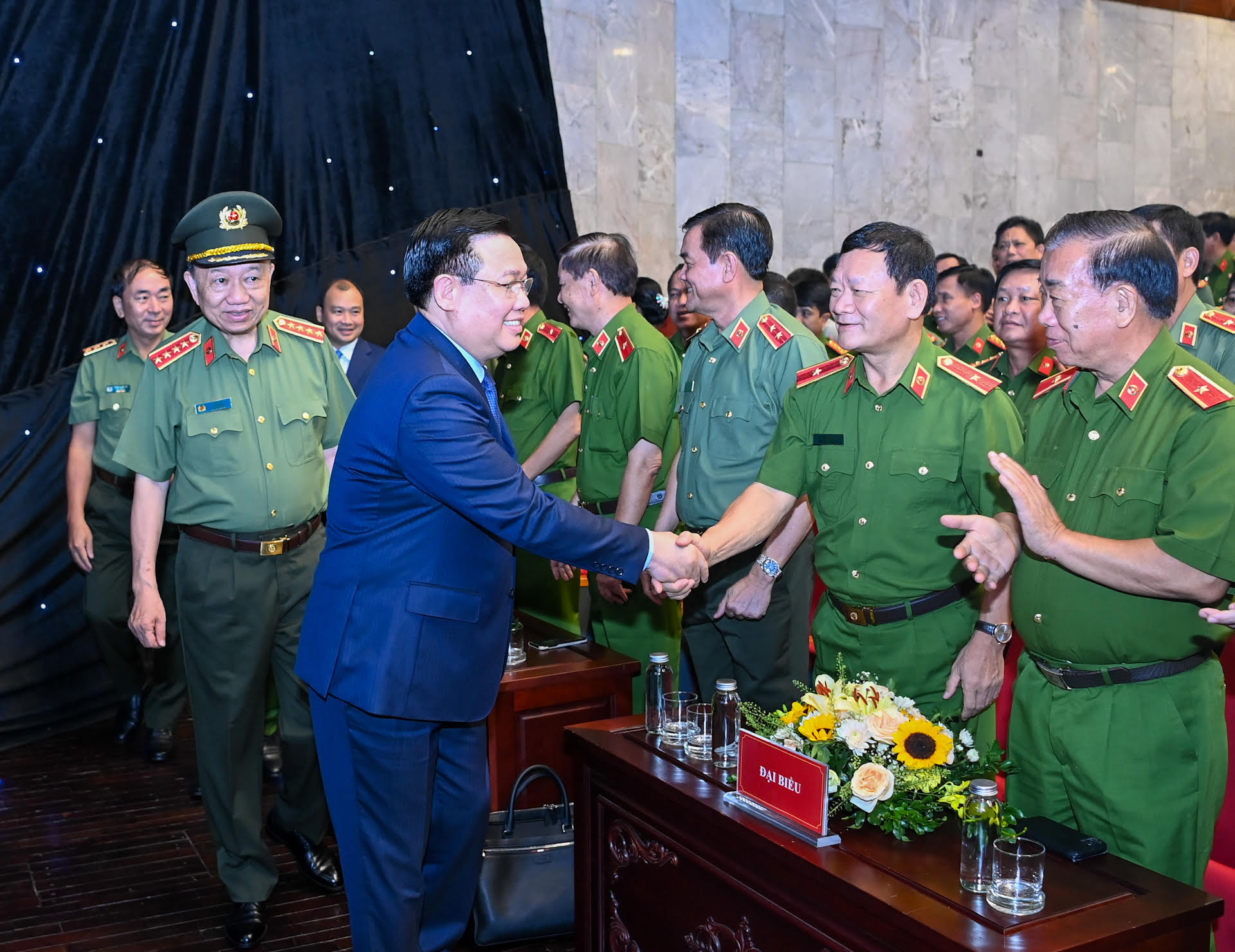 Chủ tịch Quốc hội Vương Đình Huệ với các đại biểu dự lễ phát động.