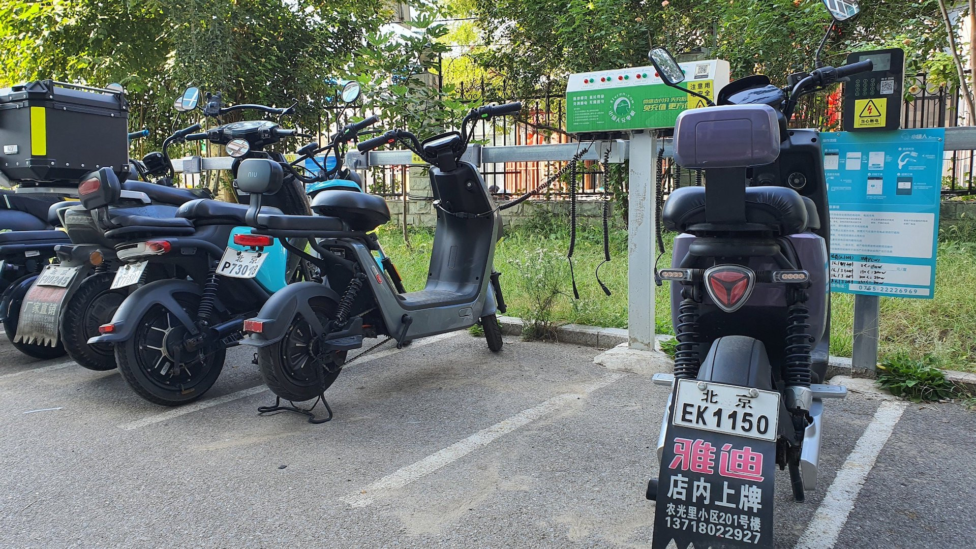 Một góc khu để xe đạp và sạc điện của một chung cư ở thành phố Bắc Kinh. (Ảnh: HỒ QUÂN) Một góc khu để xe đạp và sạc điện của một chung cư ở thành phố Bắc Kinh. (Ảnh: HỒ QUÂN)