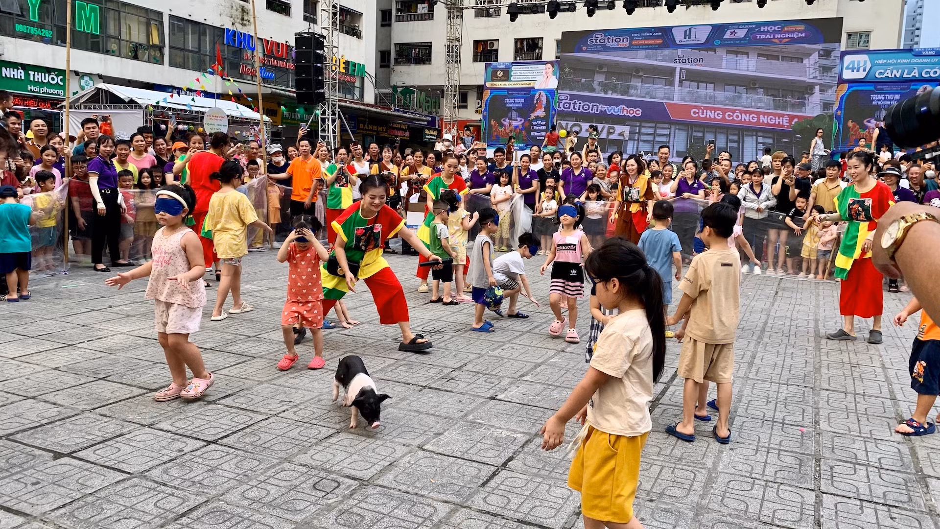 Trò chơi bịt mắt bắt heo được đông đảo em nhỏ và cư dân hưởng ứng.