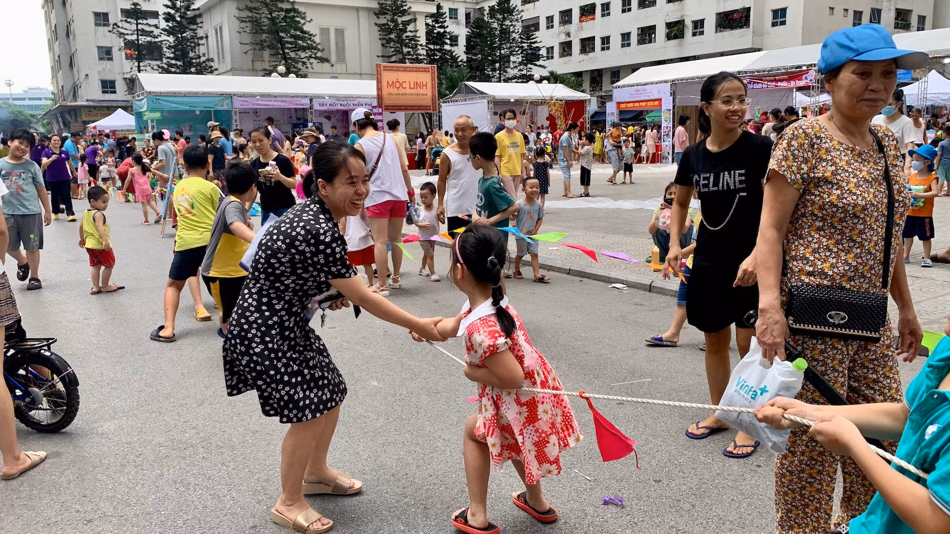 Các bạn nhỏ hào hứng tham gia trò chơi kéo co.