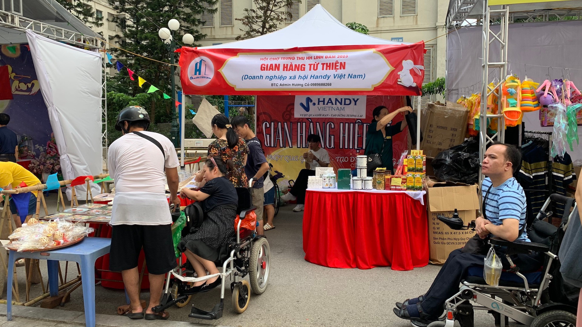 Bên cạnh các hoạt động ca nhạc, vui chơi, Chương trình Trung thu HH kết nối sum vầy 2023 còn tổ chức hội chợ mini.