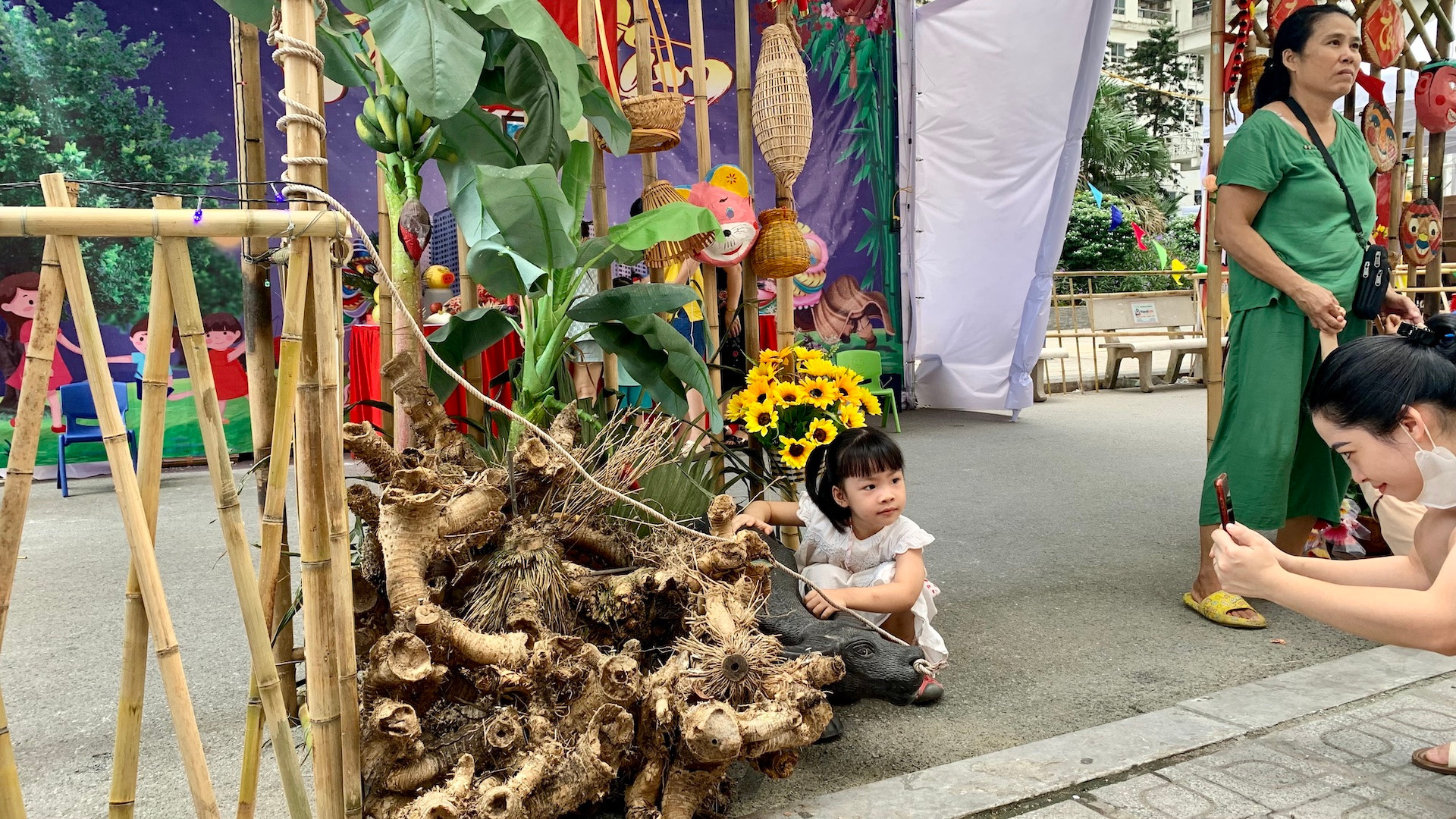 Một em nhỏ đi chơi Trung thu sớm cùng mẹ.