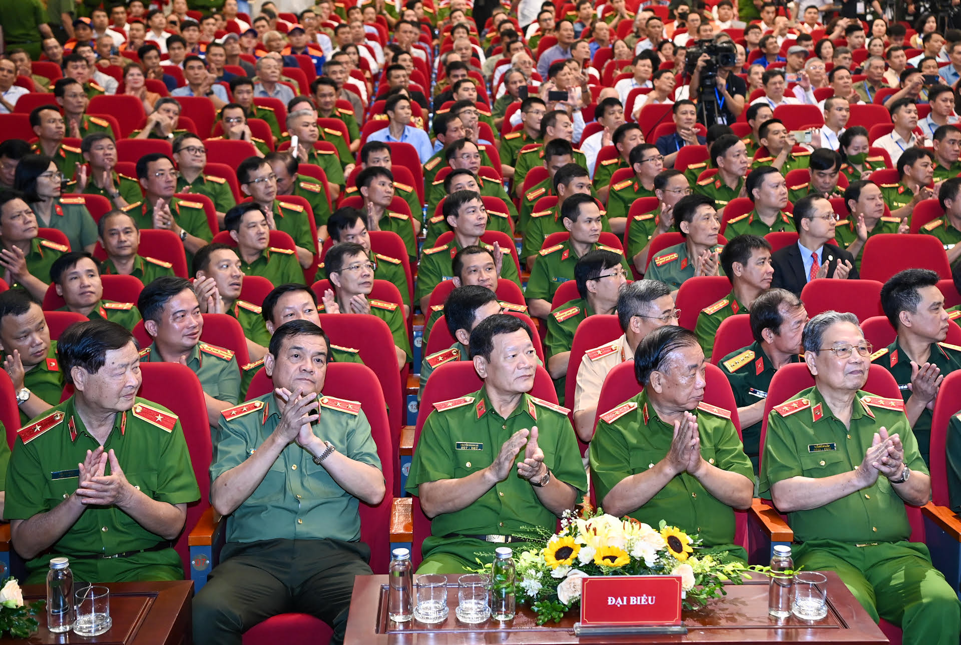 Lãnh đạo Bộ Công an, cán bộ, chiến sĩ lực lượng Cảnh sát phòng cháy, chữa cháy và cứu nạn, cứu hộ và các đại biểu dự buổi lễ.