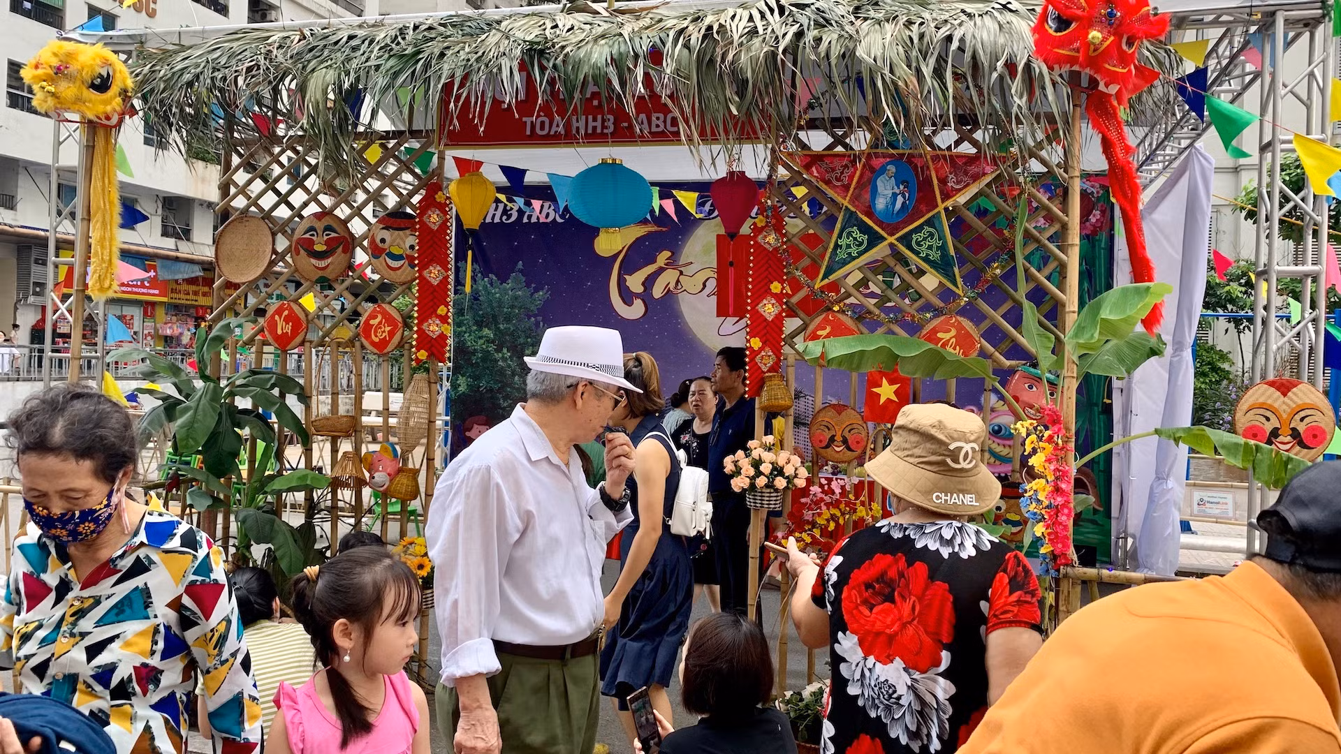 Đèn ông sao, mặt nạ, các vật dụng truyền thống,... được trang trí tại trại của cụm tòa HH3-ABC.