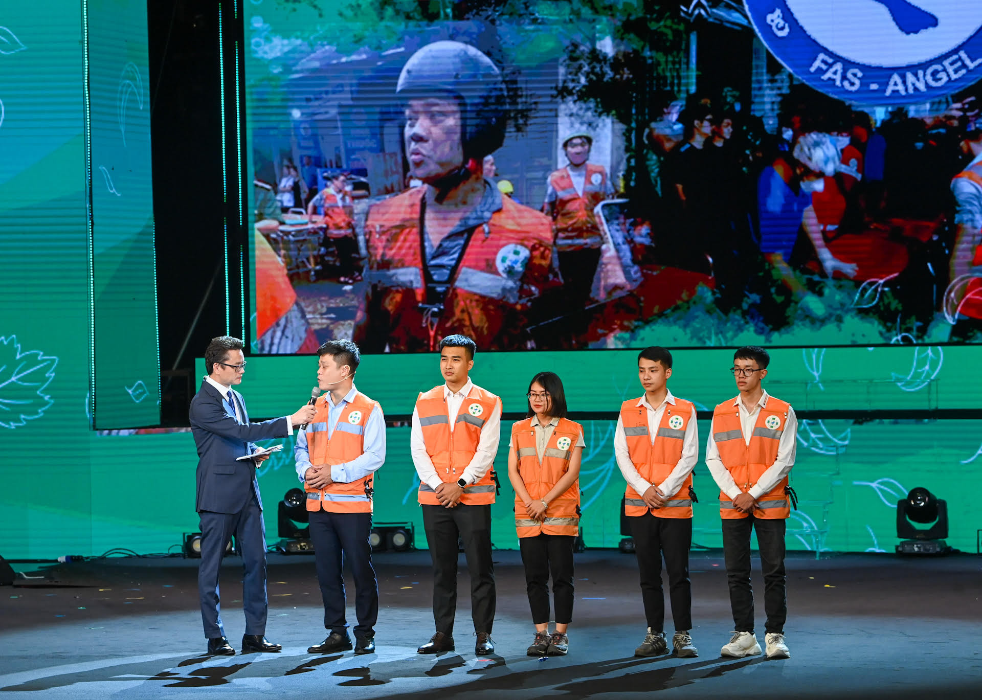 Các thành viên đội Fas-Angel chia sẻ về công việc của mình với các đại biểu dự buổi lễ.