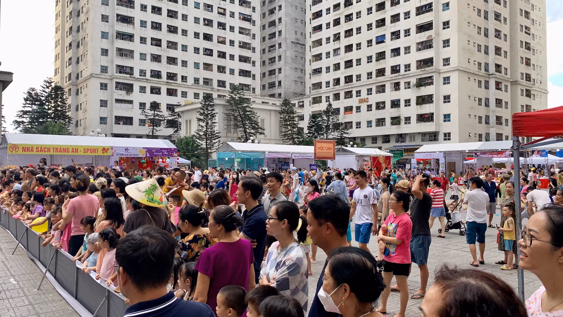 Rất đông cư dân tham gia, hưởng ứng chương trình. Tối nay (23/9), tại khu chung cư HH Linh Đàm sẽ diễn ra đêm gala âm nhạc hoành tráng và đặc sắc đón Trung thu.