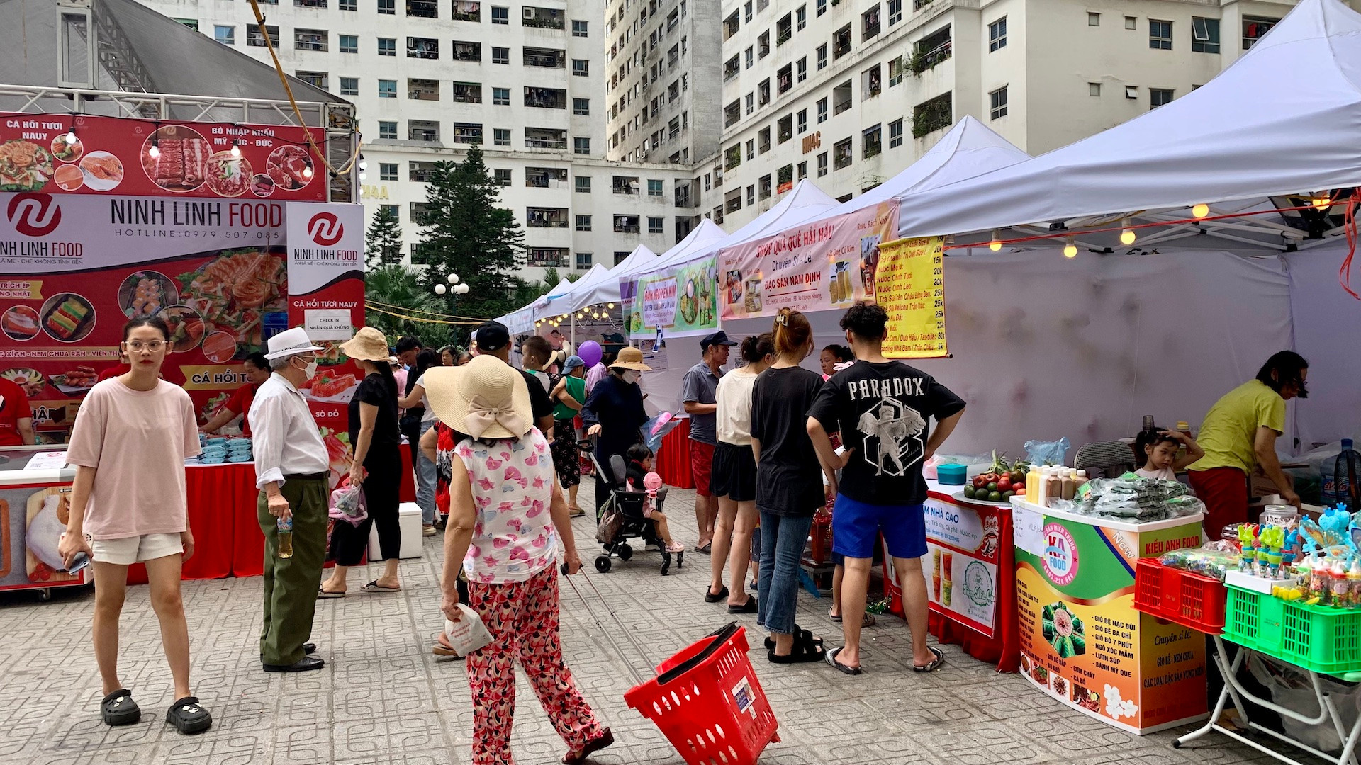 Các gian hàng tại hội chợ với nhiều mặt hàng phong phú, đa dạng.