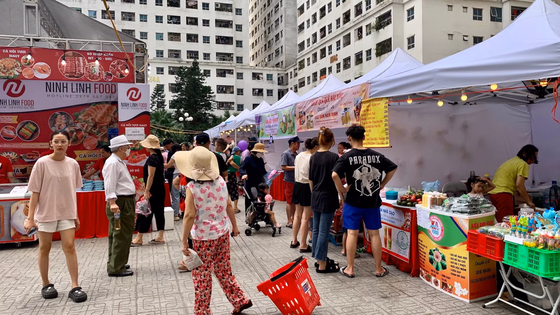 Các gian hàng tại hội chợ với nhiều mặt hàng phong phú, đa dạng.