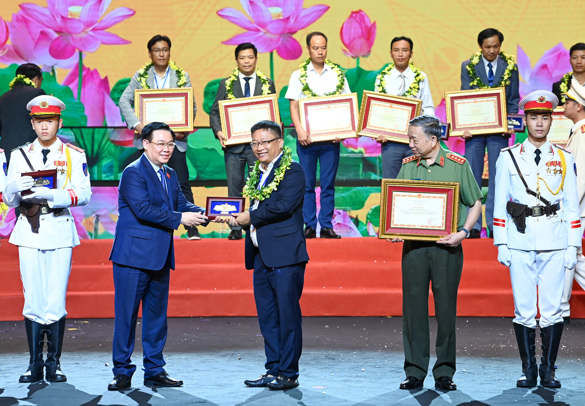 Chủ tịch Quốc hội Vương Đình Huệ và Bộ trưởng Công an Tô Lâm trao bằng khen và quà lưu niệm cho các điển hình trong công tác phòng cháy, chữa cháy và cứu nạn, cứu hộ.