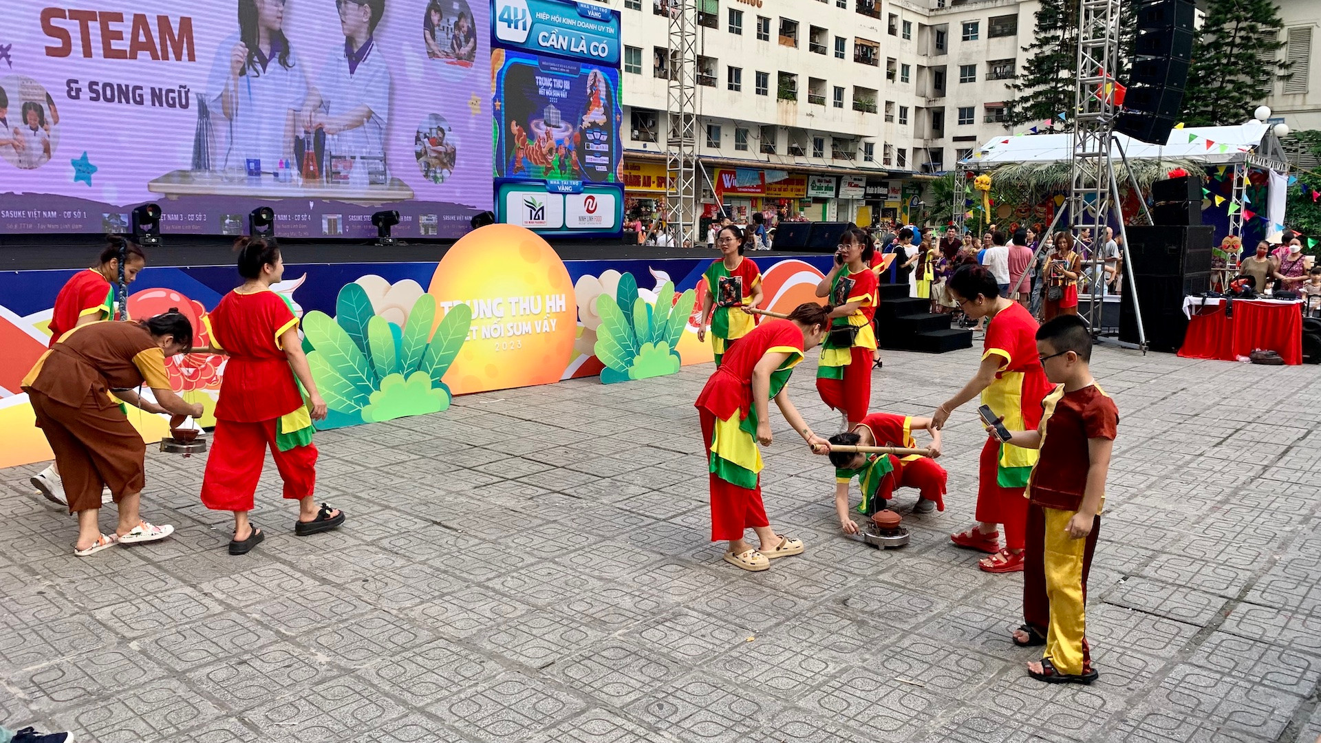 Diễn ra từ sáng thứ 7 (23/9) đến hết ngày Chủ nhật (24/9), Chương trình "Trung thu HH kết nối sum vầy 2023" do cư dân khu chung cư HH Linh Đàm, phường Hoàng Liệt, quận Hoàng Mai, Hà Nội, tổ chức với nhiều hoạt động âm nhạc, trò chơi.