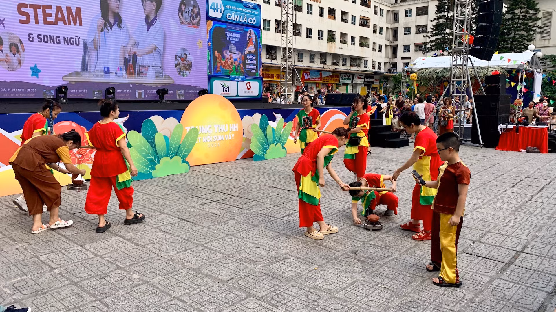 Diễn ra từ sáng thứ 7 (23/9) đến hết ngày Chủ nhật (24/9), Chương trình "Trung thu HH kết nối sum vầy 2023" do cư dân khu chung cư HH Linh Đàm, phường Hoàng Liệt, quận Hoàng Mai, Hà Nội, tổ chức với nhiều hoạt động âm nhạc, trò chơi.