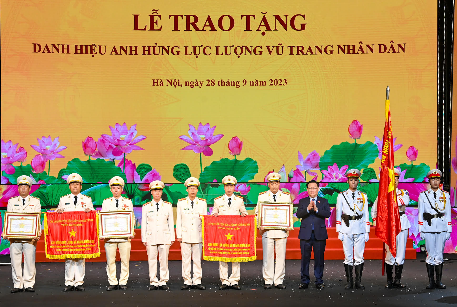 Chủ tịch Quốc hội Vương Đình Huệ trao danh hiệu Anh hùng Lực lượng vũ trang nhân dân cho các tập thể và cá nhân.