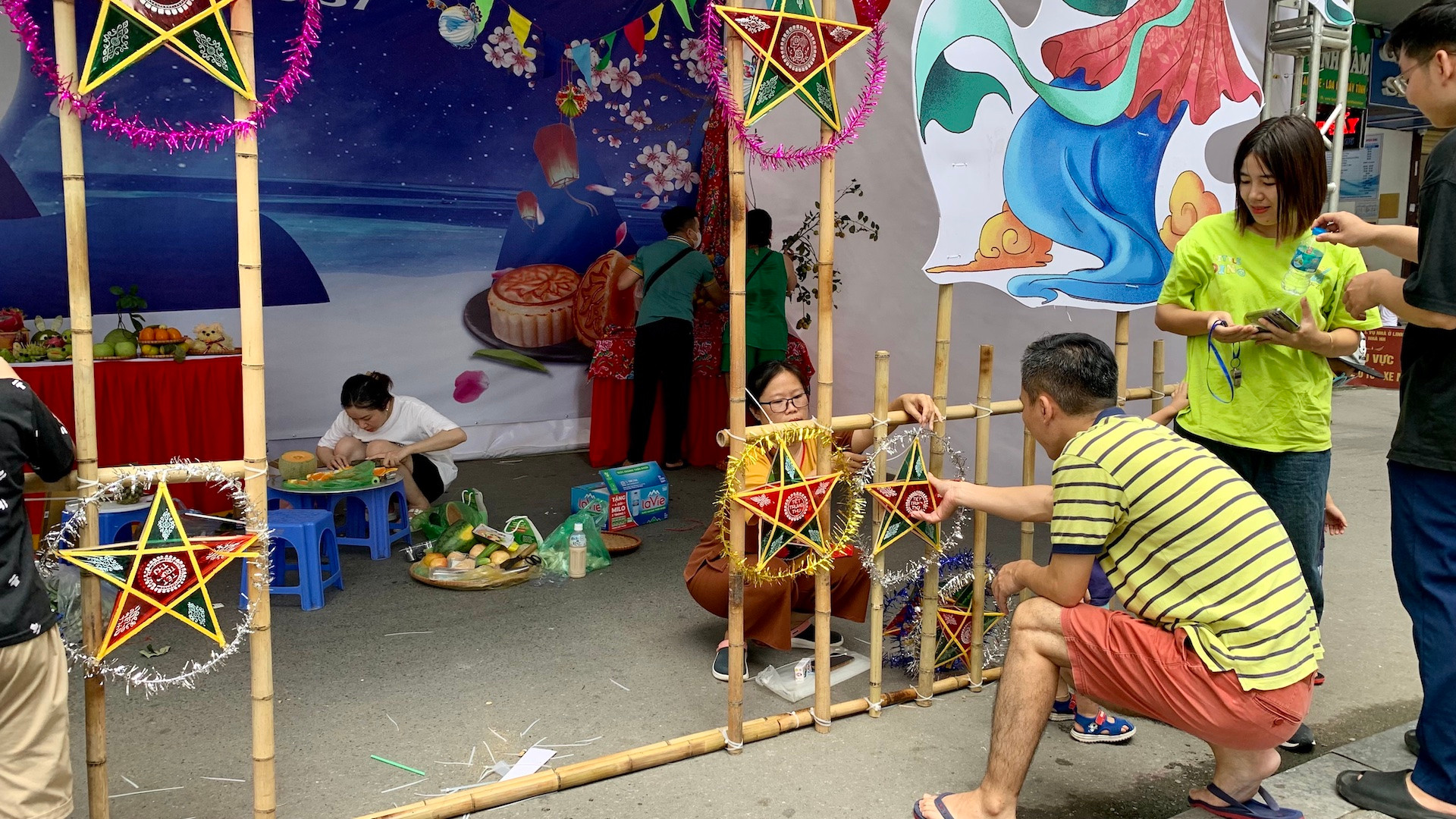 Một hoạt động không thể thiếu trong mỗi dịp Trung thu là dựng trại truyền thống. Trong ảnh, cư dân các Tổ dân phố 35, 36, 37 (cụm tòa HH2-ABC) đang hoàn thiện trang trí trại của khu vực mình.