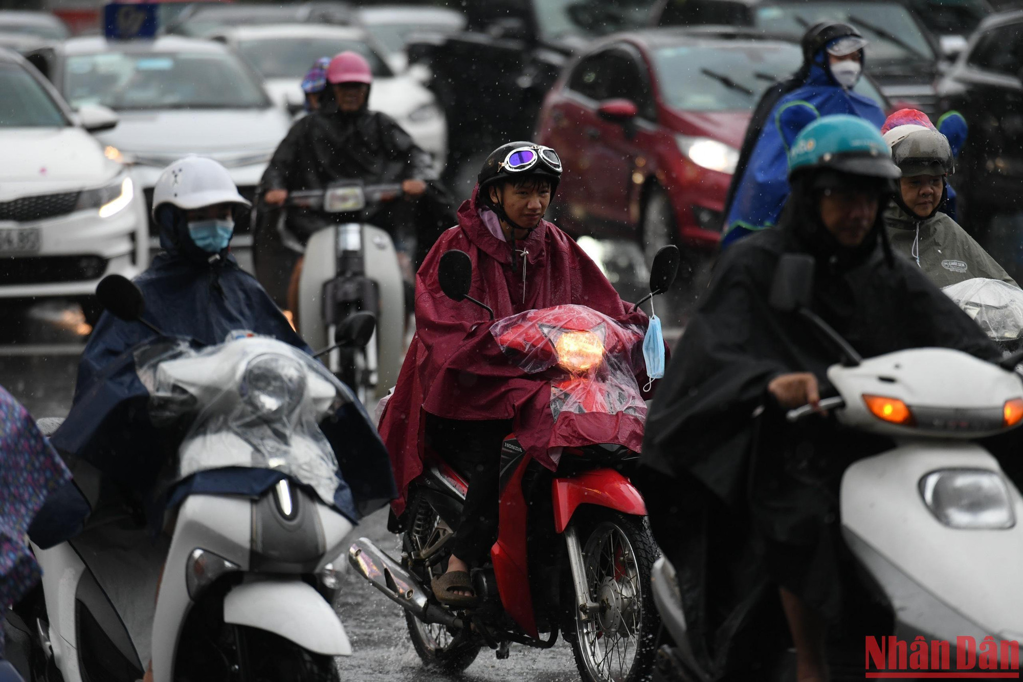 Mưa kéo dài vào giờ đi làm khiến người tham gia giao thông di chuyển khó khăn. (Ảnh: Thành Đạt) Mưa kéo dài vào giờ đi làm khiến người tham gia giao thông di chuyển khó khăn. (Ảnh: Thành Đạt)