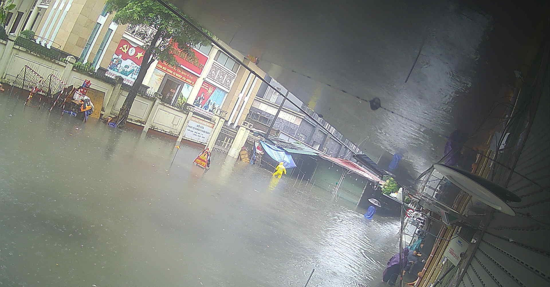 Đoạn ngập trên phố Phan Văn Trường. (Ảnh: Công ty TNHH MTV Thoát nước Hà Nội) Đoạn ngập trên phố Phan Văn Trường. (Ảnh: Công ty TNHH MTV Thoát nước Hà Nội)