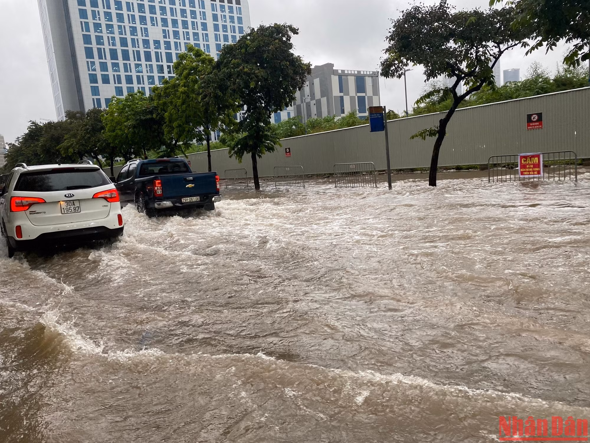 Mưa lớn cũng gây ngập trước khu vực Viện Huyết học-Truyền máu Trung ương. (Ảnh: Thiên Lam)