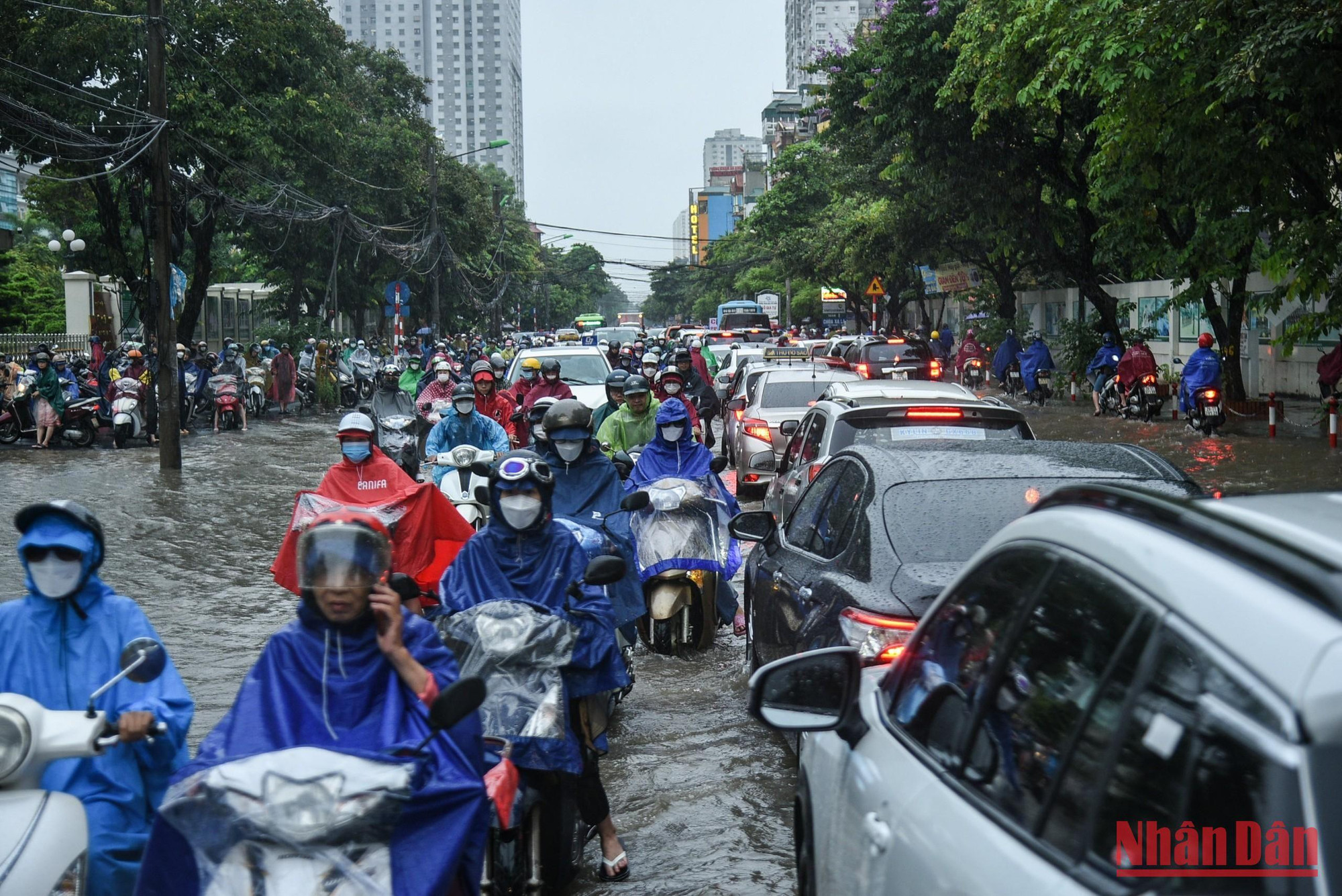 Các phương tiện di chuyển khó khăn tại khu vực trước Bệnh viện 103, Hà Đông. (Ảnh: Sơn Bách) Các phương tiện di chuyển khó khăn tại khu vực trước Bệnh viện 103, Hà Đông. (Ảnh: Sơn Bách)