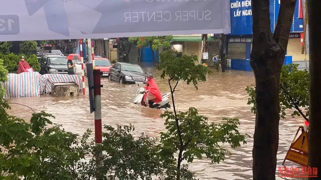Phố Thái Hà ngập nặng, các xe máy không thể di chuyển. (Ảnh: Sơn Bách)