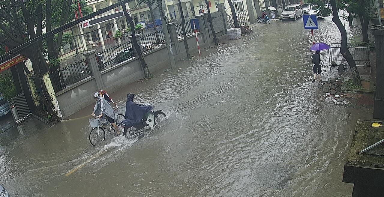 Đến 10 giờ sáng 12/8, theo Công ty TNHH MTV Thoát nước Hà Nội, khu vực Hà Nội còn 4 điểm ngập gồm: khu vực đại lộ Thăng Long (ngã ba giao Lê Trọng Tấn), phố Phan Văn Trường (đoạn cổng chợ-doanh trại quân đội), phố Trần Bình (đoạn từ UBND phường Mai Dịch đến Bệnh viện 19/8) và khu đô thị Resco. Trong ảnh là đoạn ngập trên phố Trần Bình. (Ảnh: Công ty TNHH MTV Thoát nước Hà Nội) Đến 10 giờ sáng 12/8, theo Công ty TNHH MTV Thoát nước Hà Nội, khu vực Hà Nội còn 4 điểm ngập gồm: khu vực đại lộ Thăng Long (ngã ba giao Lê Trọng Tấn), phố Phan Văn Trường (đoạn cổng chợ-doanh trại quân đội), phố Trần Bình (đoạn từ UBND phường Mai Dịch đến Bệnh viện 19/8) và khu đô thị Resco. Trong ảnh là đoạn ngập trên phố Trần Bình. (Ảnh: Công ty TNHH MTV Thoát nước Hà Nội)