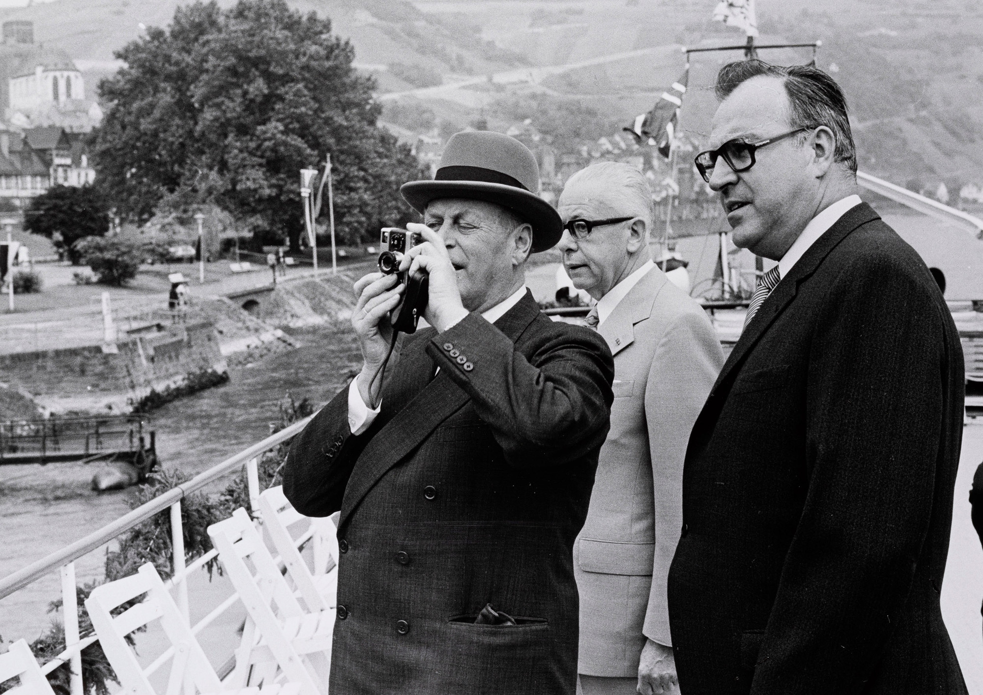 Vua Olav V trong chuyến công du tới Đức vào năm 1973. Phía sau là Tổng thống Liên bang thời đó, Gustav Walter Heinemann. (Ảnh: Bộ sưu tập Hoàng gia)