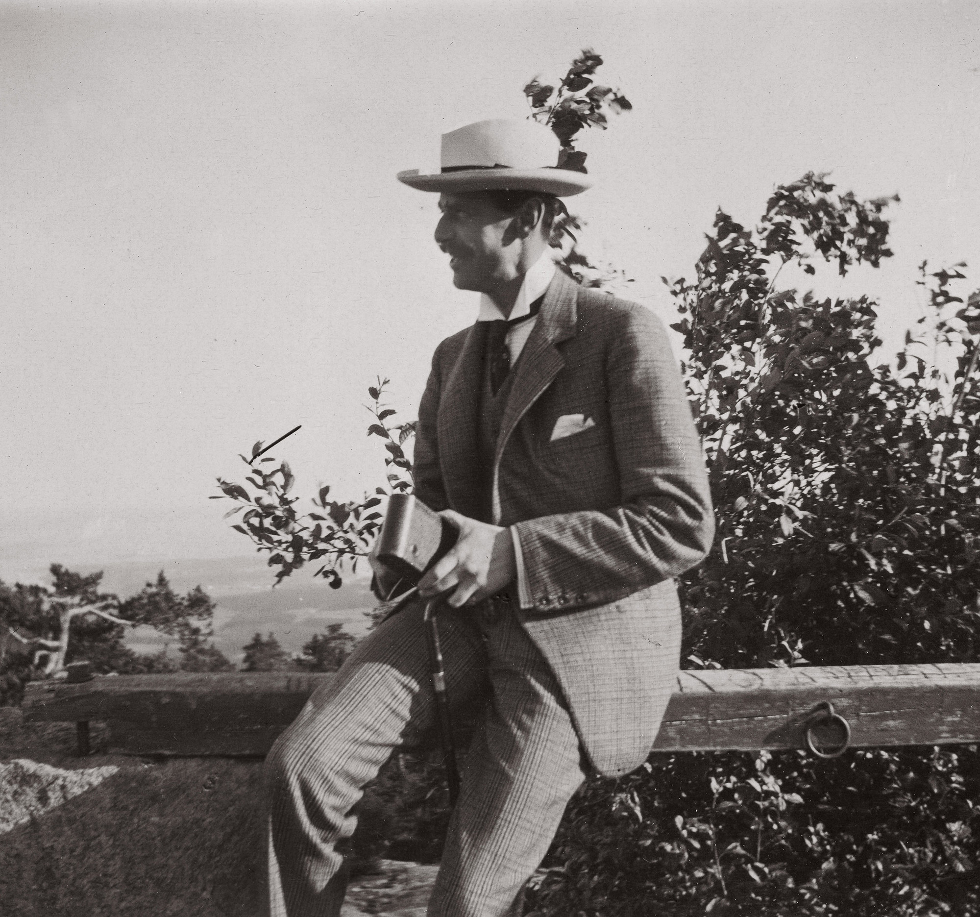 Vua Haakon VII cùng chiếc máy ảnh bỏ túi Kodak tại Voksenkollen, Oslo vào tháng 6/1908. (Ảnh: Dronning Maud)