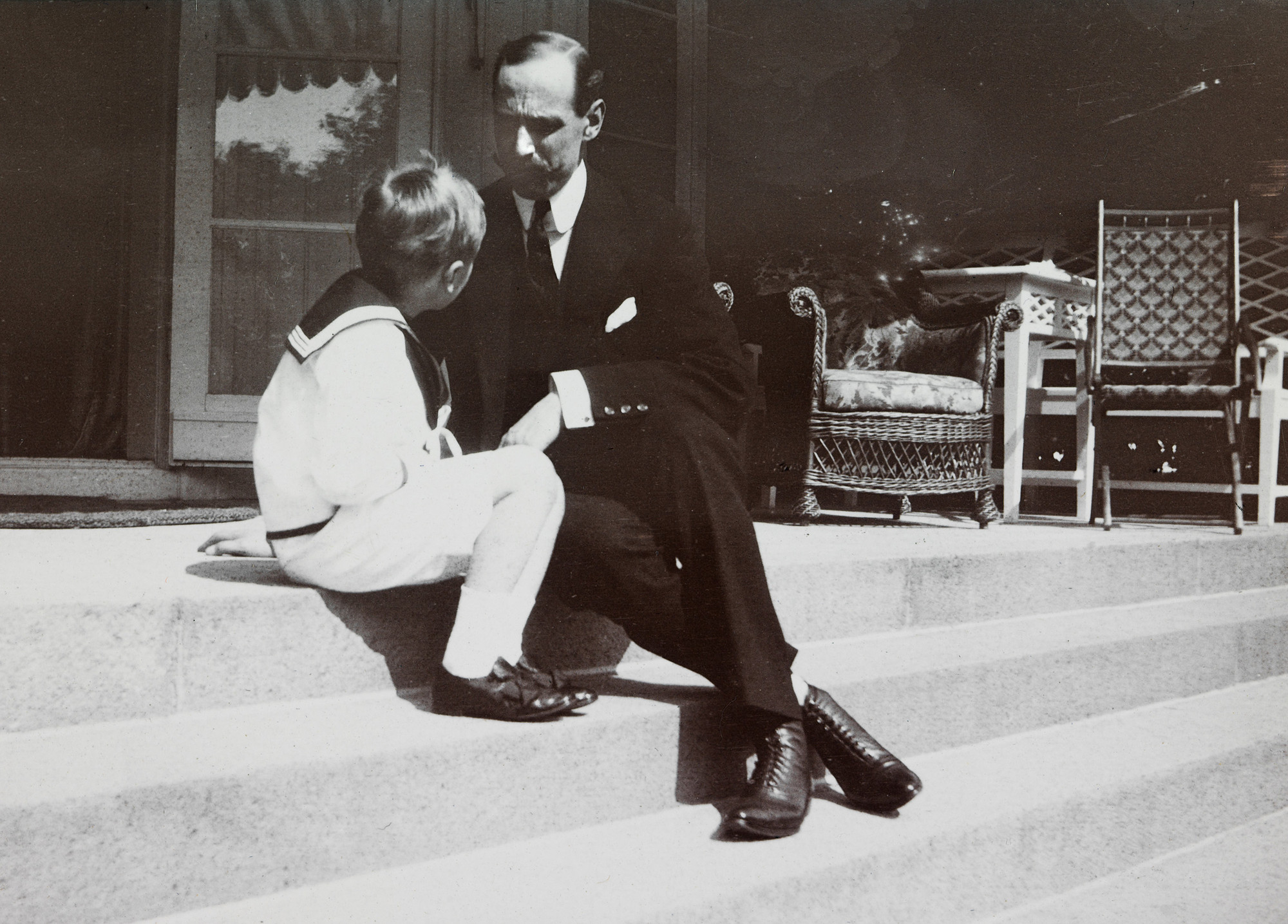 Nhà Vua Haakon VII ngồi chuyện trò cùng Thái tử Olav tại dinh thự hoàng gia Bygdø, Oslo năm 1910. (Ảnh: Dronning Sonja)