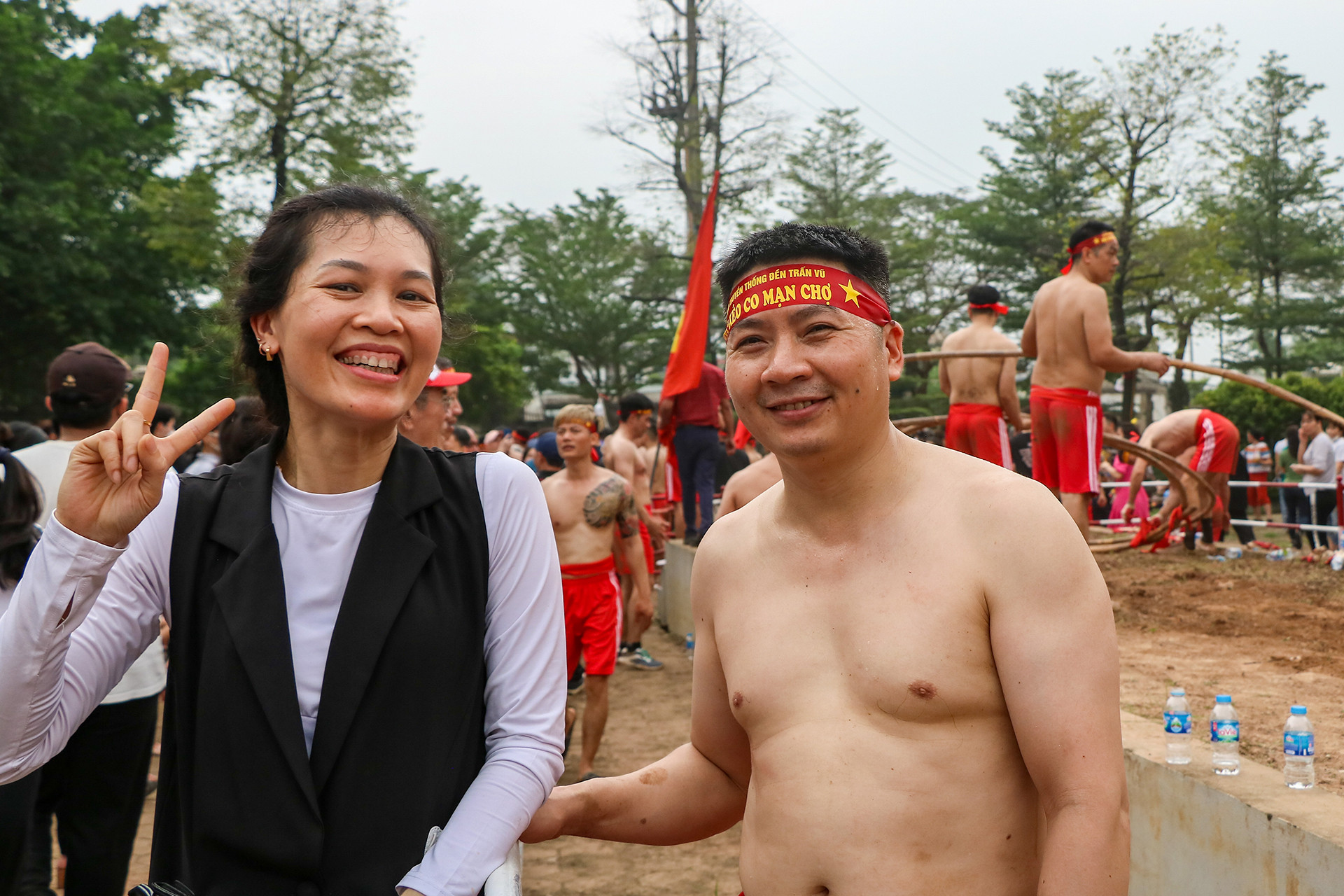 Cuối cùng, đội Mạn Đường là đội giành được chiến thắng. Tuy vậy, những thành viên hai đội còn lại vẫn rất vui vẻ chụp hình cùng khán giả, ghi lại kỷ niệm đáng nhớ về mùa lễ hội Trấn Vũ năm nay.