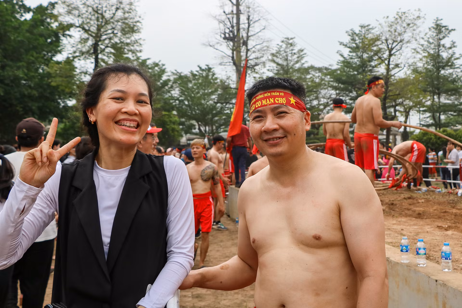 Cuối cùng, đội Mạn Đường là đội giành được chiến thắng. Tuy vậy, những thành viên hai đội còn lại vẫn rất vui vẻ chụp hình cùng khán giả, ghi lại kỷ niệm đáng nhớ về mùa lễ hội Trấn Vũ năm nay. Cuối cùng, đội Mạn Đường là đội giành được chiến thắng. Tuy vậy, những thành viên hai đội còn lại vẫn rất vui vẻ chụp hình cùng khán giả, ghi lại kỷ niệm đáng nhớ về mùa lễ hội Trấn Vũ năm nay.