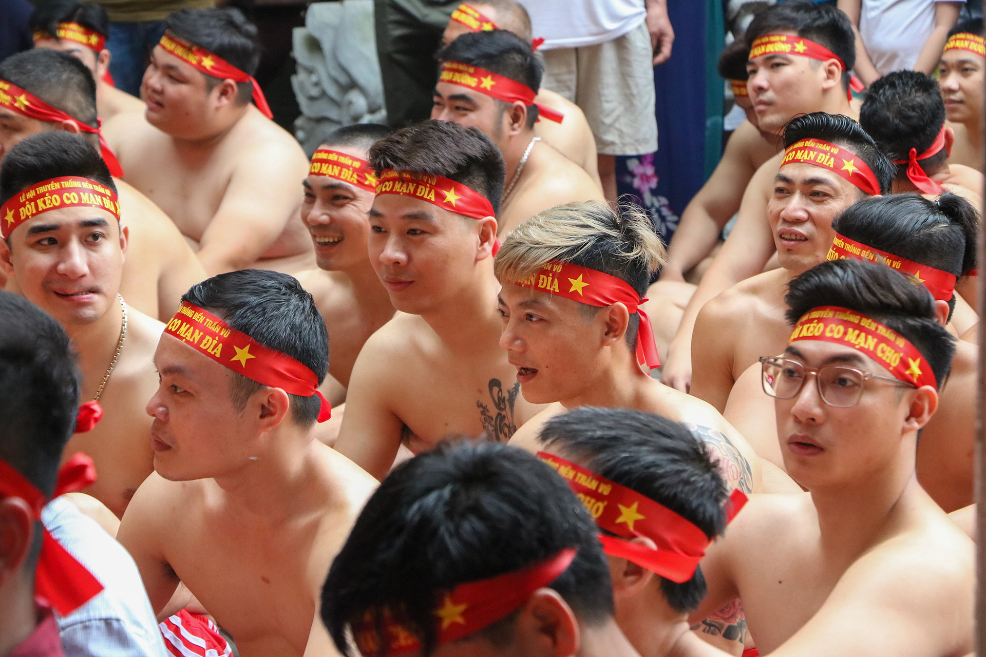 Những người tham gia là các thanh niên, học sinh sinh viên sống tại địa phương với độ tuổi từ 18-35 tuổi. Nam kéo co cởi trần, mặc quần cộc đỏ, buộc thắt lưng đỏ đầu chít khăn đỏ (có in chữ cho từng mạn).