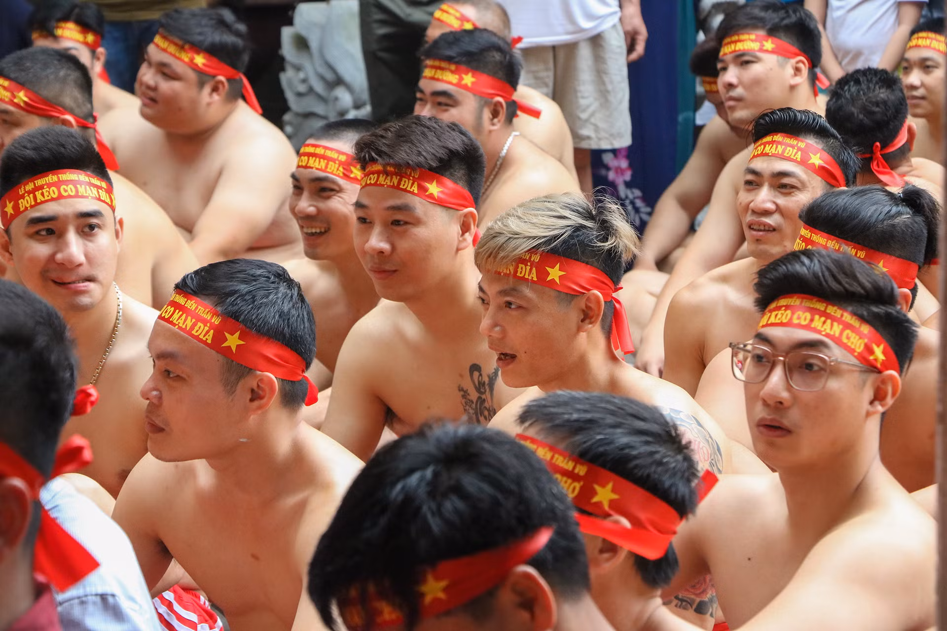 Những người tham gia là các thanh niên, học sinh sinh viên sống tại địa phương với độ tuổi từ 18-35 tuổi. Nam kéo co cởi trần, mặc quần cộc đỏ, buộc thắt lưng đỏ đầu chít khăn đỏ (có in chữ cho từng mạn). Những người tham gia là các thanh niên, học sinh sinh viên sống tại địa phương với độ tuổi từ 18-35 tuổi. Nam kéo co cởi trần, mặc quần cộc đỏ, buộc thắt lưng đỏ đầu chít khăn đỏ (có in chữ cho từng mạn).