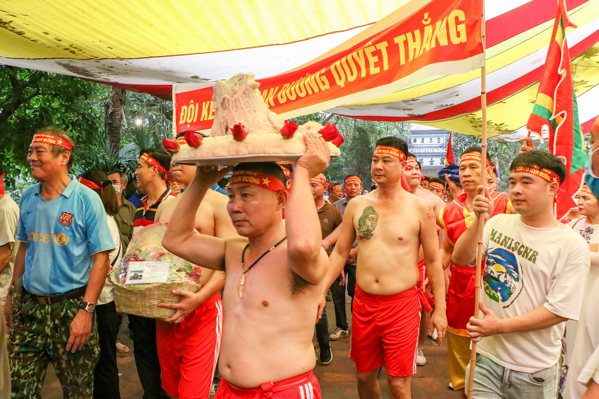 Sau đó vào lúc 9 giờ, các thanh niên làng tham gia kéo co (hay còn được gọi là giai kéo) chuẩn bị lễ vật là mâm xôi, thủ lợn phủ mỡ chài rắc hoa hồng được tập trung trước sân đền làm lễ trình Đức Thánh.