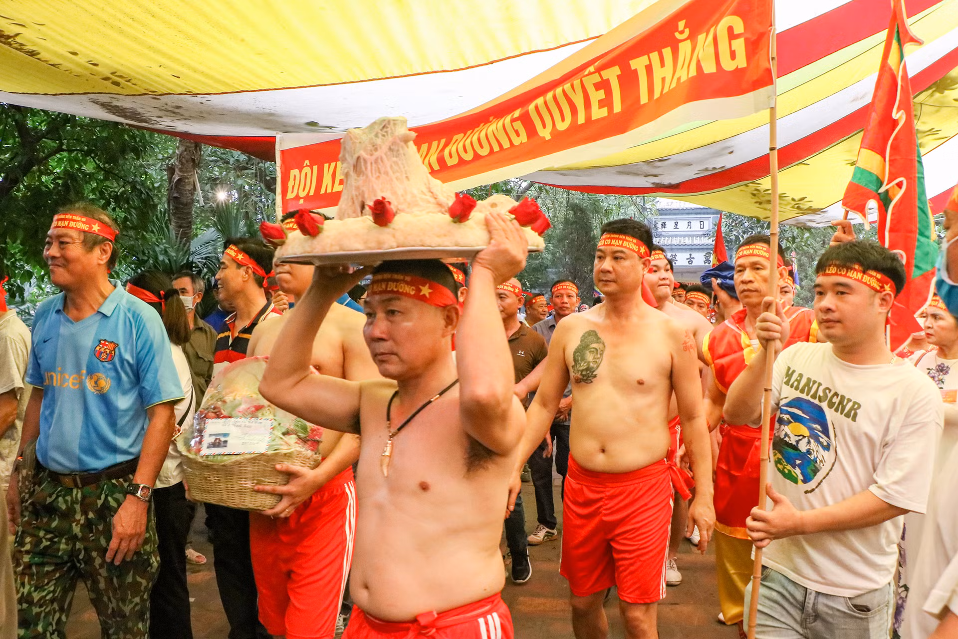 Sau đó vào lúc 9 giờ, các thanh niên làng tham gia kéo co (hay còn được gọi là giai kéo) chuẩn bị lễ vật là mâm xôi, thủ lợn phủ mỡ chài rắc hoa hồng được tập trung trước sân đền làm lễ trình Đức Thánh. Sau đó vào lúc 9 giờ, các thanh niên làng tham gia kéo co (hay còn được gọi là giai kéo) chuẩn bị lễ vật là mâm xôi, thủ lợn phủ mỡ chài rắc hoa hồng được tập trung trước sân đền làm lễ trình Đức Thánh.