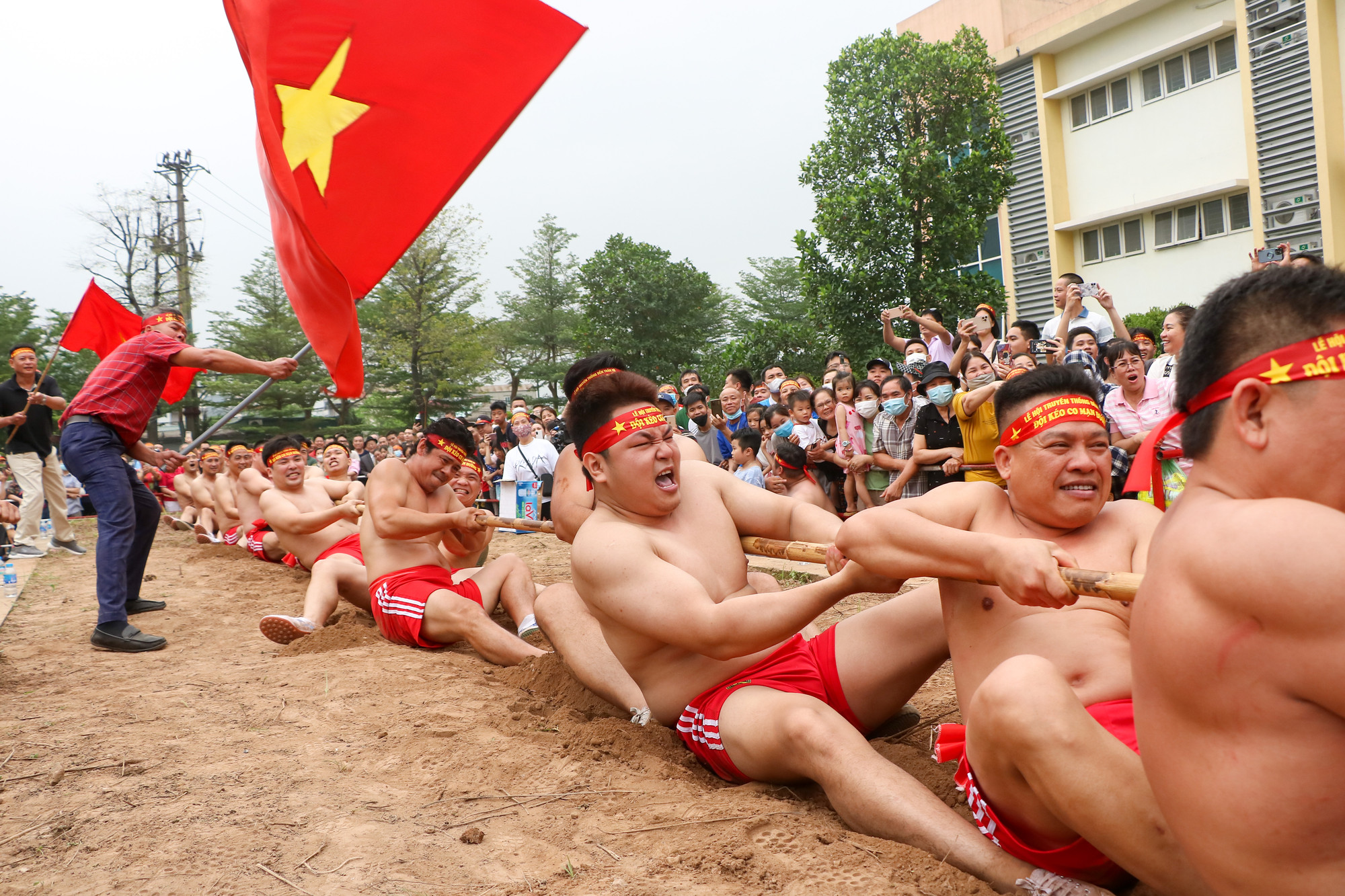 Những tiếng trống, những chiếc cờ bay phấp phới và những tiếng hò reo của khán giả như tiếp thêm sức mạnh cho các đội tham gia.
