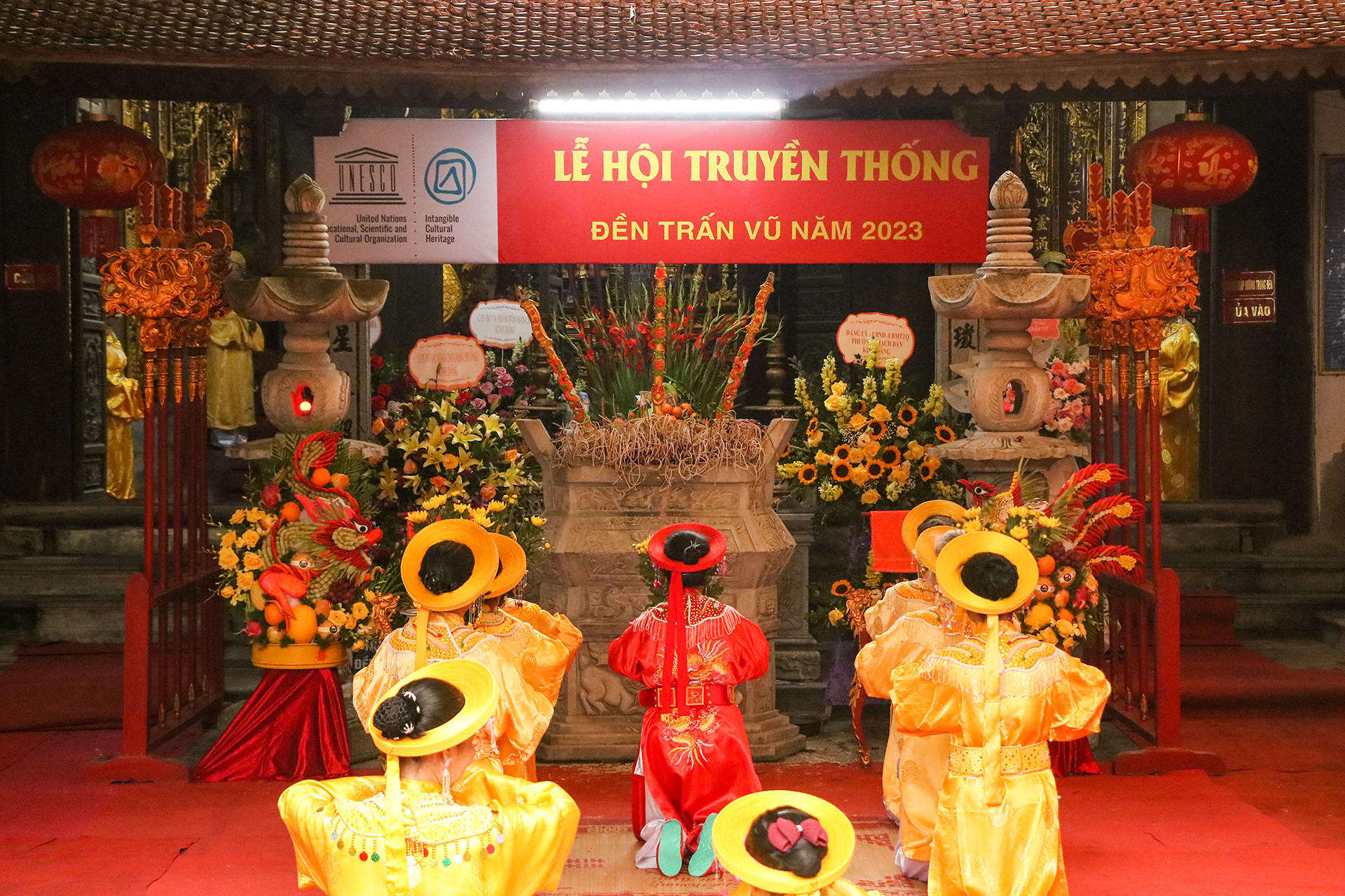 Lễ hội đền Trấn Vũ của phường Thạch Bàn, quận Long Biên, Hà Nội là một trong những lễ hội truyền thống lâu đời của Việt Nam, được tổ chức vào ngày 3 tháng 3 âm lịch để kỷ niệm ngày hóa thánh Trấn Vũ. Lễ hội đã được Nhà nước công nhận là Di sản văn hóa phi vật thể cấp quốc gia và được UNESCO công nhận là Di sản văn hóa phi vật thể của nhân loại.