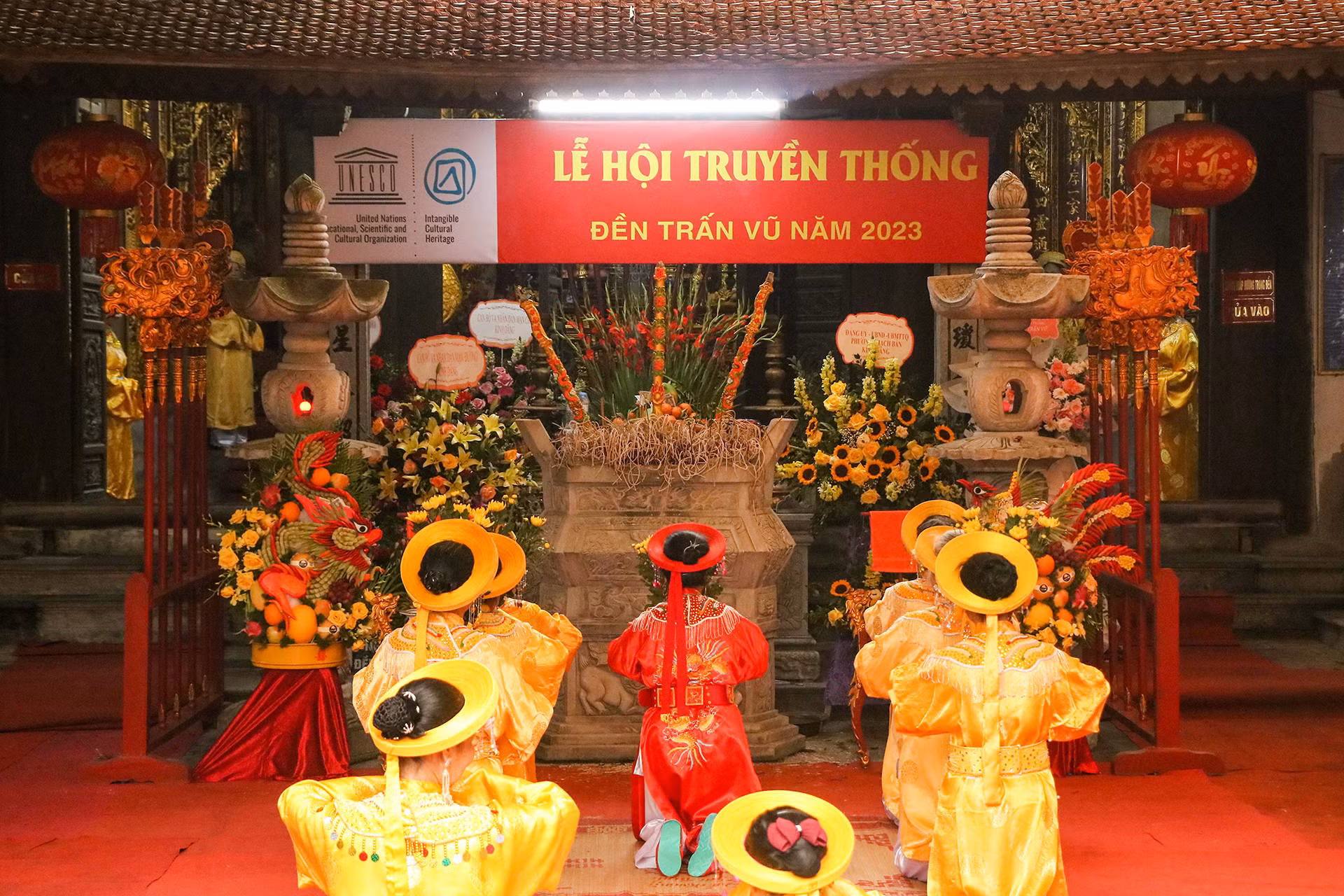 Lễ hội đền Trấn Vũ của phường Thạch Bàn, quận Long Biên, Hà Nội là một trong những lễ hội truyền thống lâu đời của Việt Nam, được tổ chức vào ngày 3 tháng 3 âm lịch để kỷ niệm ngày hóa thánh Trấn Vũ. Lễ hội đã được Nhà nước công nhận là Di sản văn hóa phi vật thể cấp quốc gia và được UNESCO công nhận là Di sản văn hóa phi vật thể của nhân loại. Lễ hội đền Trấn Vũ của phường Thạch Bàn, quận Long Biên, Hà Nội là một trong những lễ hội truyền thống lâu đời của Việt Nam, được tổ chức vào ngày 3 tháng 3 âm lịch để kỷ niệm ngày hóa thánh Trấn Vũ. Lễ hội đã được Nhà nước công nhận là Di sản văn hóa phi vật thể cấp quốc gia và được UNESCO công nhận là Di sản văn hóa phi vật thể của nhân loại.