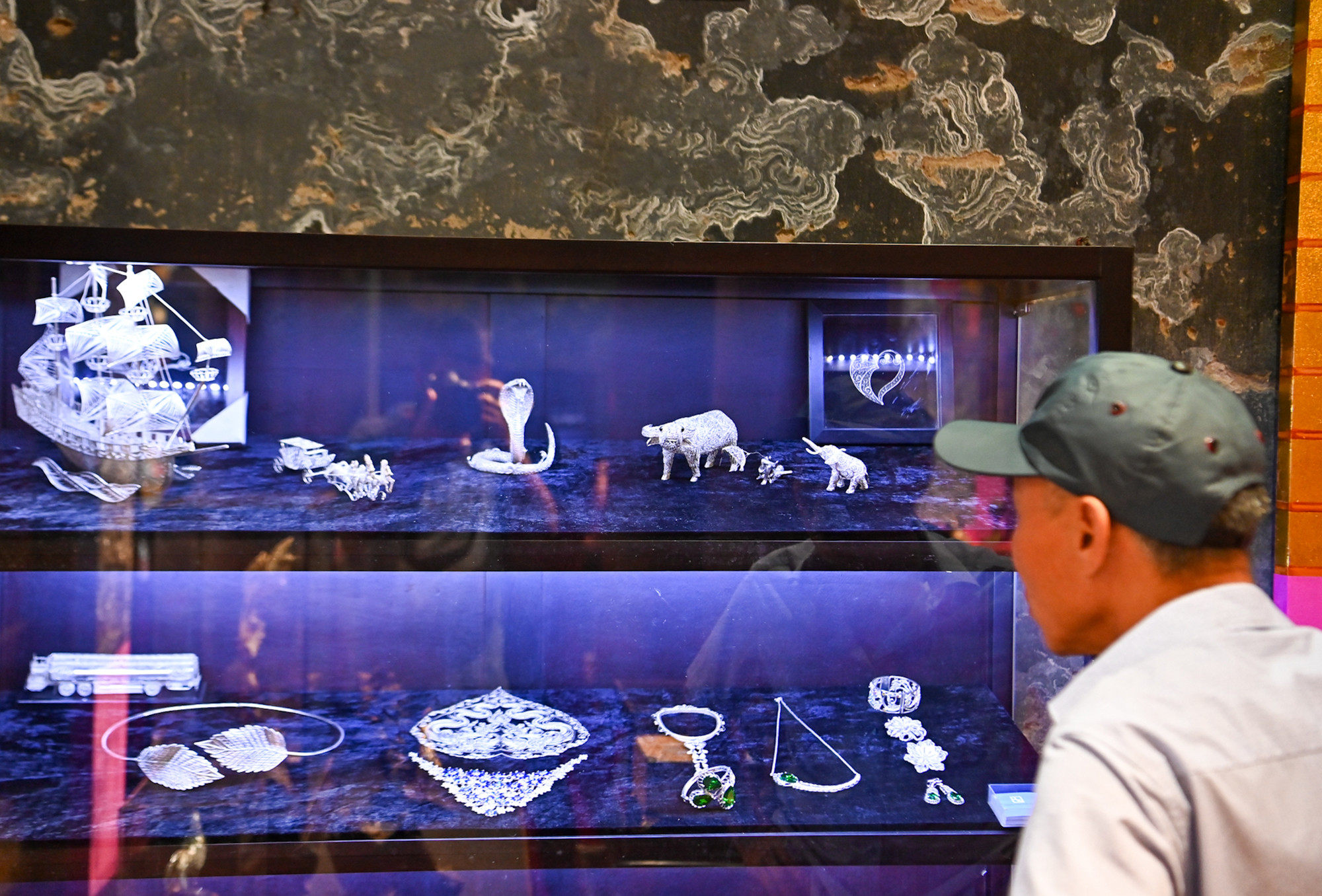 Trong thời gian diễn ra lễ hội, tại đình Kim Ngân sẽ giới thiệu các sản phẩm và quảng bá giá trị di sản làng nghề gắn với phố nghề nhằm thu hút khách du lịch. Trong thời gian diễn ra lễ hội, tại đình Kim Ngân sẽ giới thiệu các sản phẩm và quảng bá giá trị di sản làng nghề gắn với phố nghề nhằm thu hút khách du lịch.