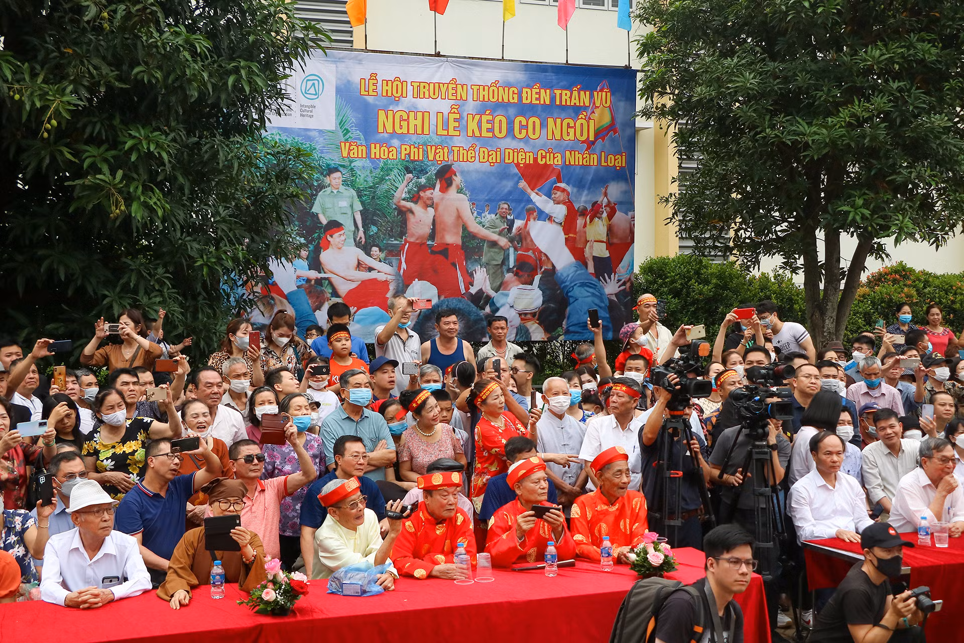 Rất đông người dân đến tham gia và cổ vũ, tạo nên một bầu không khí náo nhiệt. Rất đông người dân đến tham gia và cổ vũ, tạo nên một bầu không khí náo nhiệt.