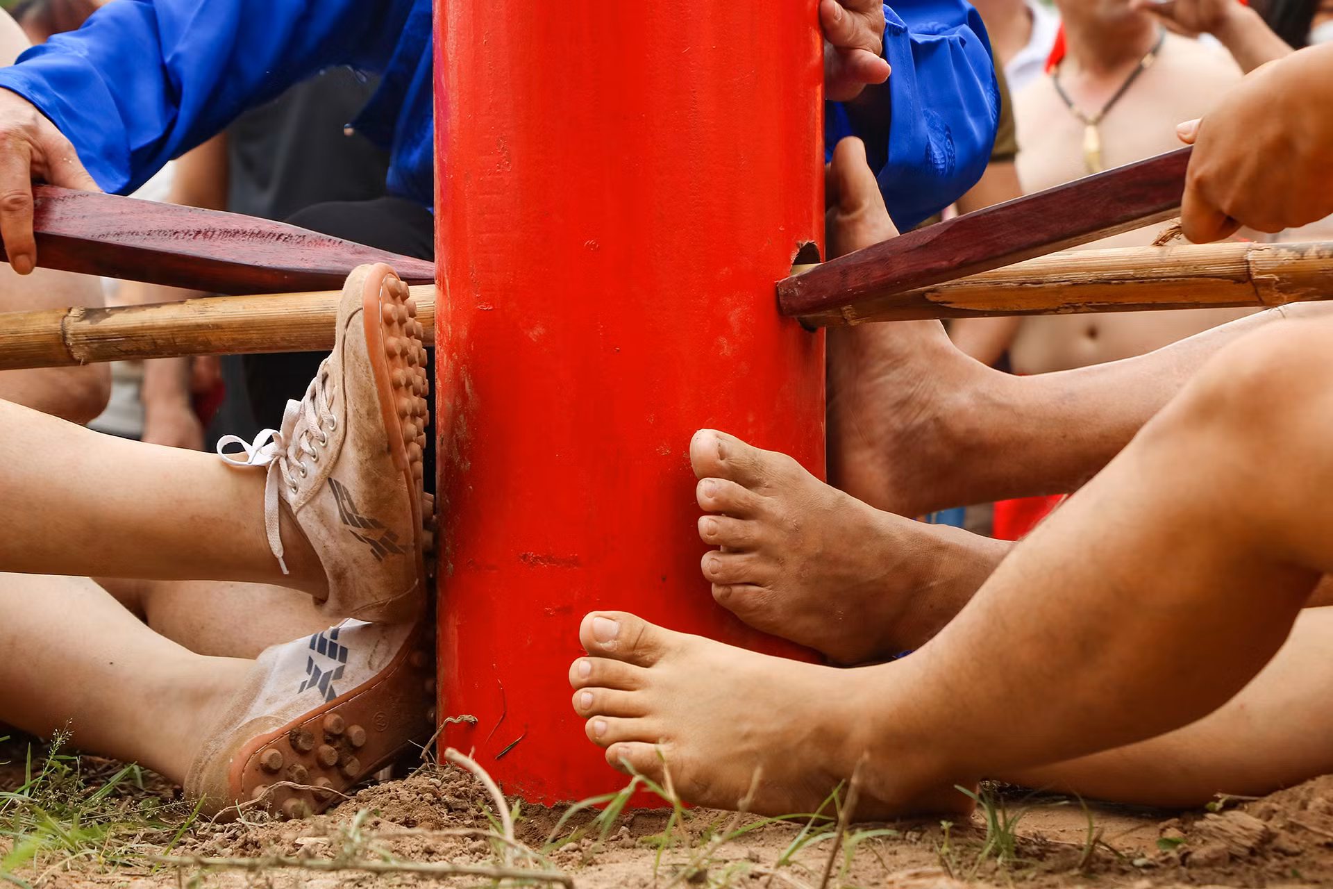 Những người ở hàng đầu dùng chân đạp vào cột lim để cố định vị trí, giúp việc kéo dây song dễ dàng hơn. Những người ở hàng đầu dùng chân đạp vào cột lim để cố định vị trí, giúp việc kéo dây song dễ dàng hơn.