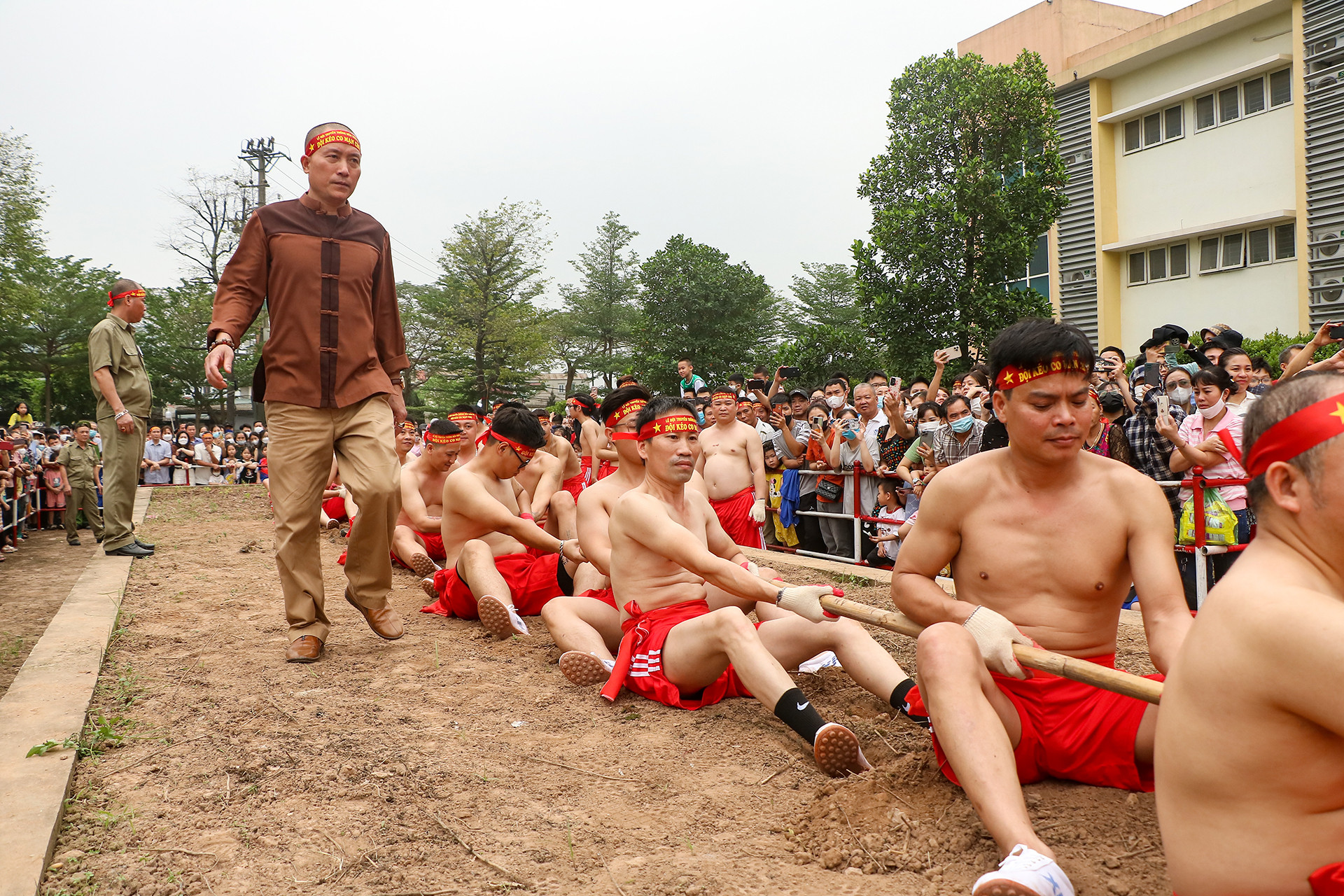 Sau khi luồn cây song qua lỗ, các đội vào vị trí chuẩn bị thi đấu.