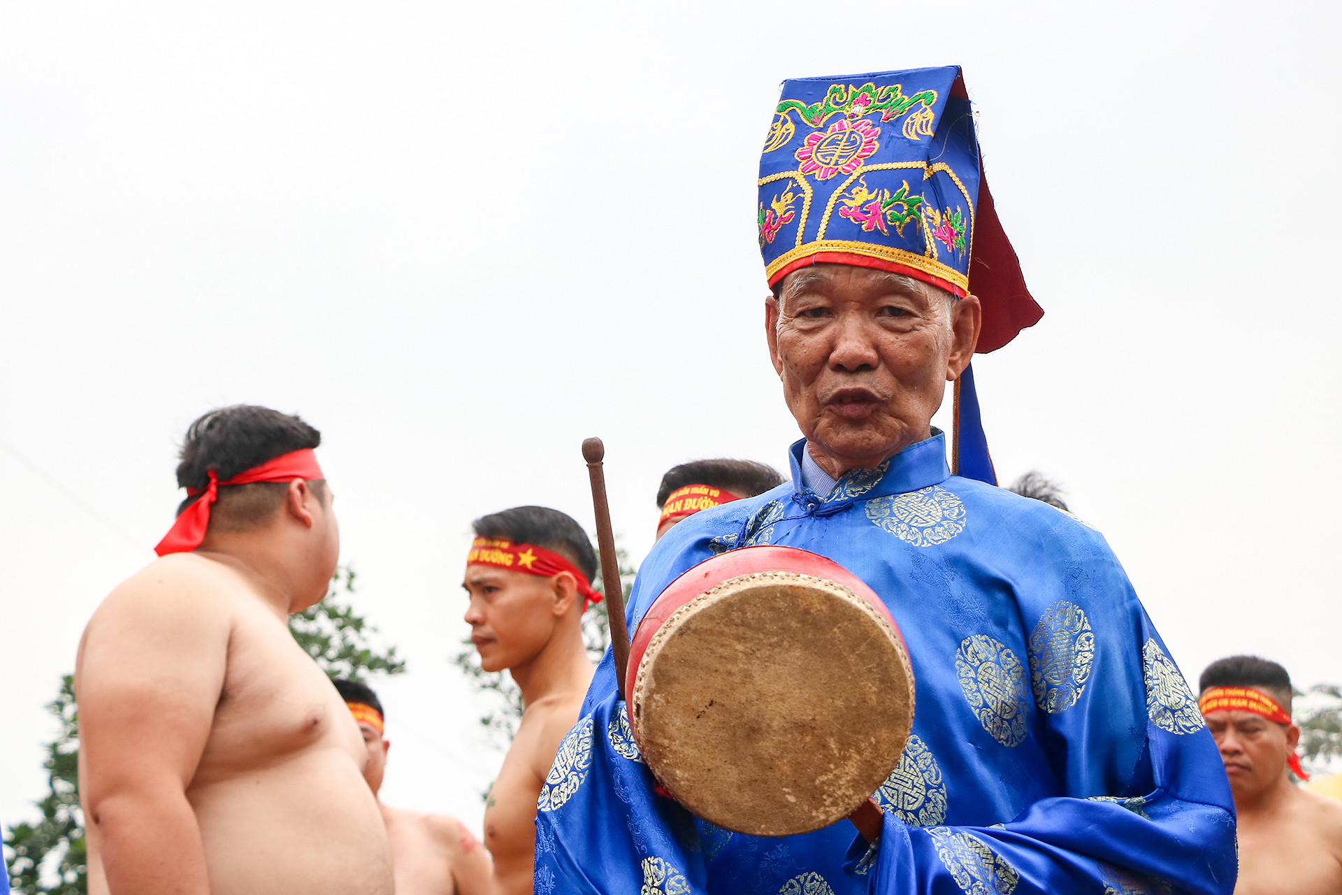 Người đánh trống điều khiển trận đấu kéo co ngồi được gọi là ông Tiên thứ chỉ.