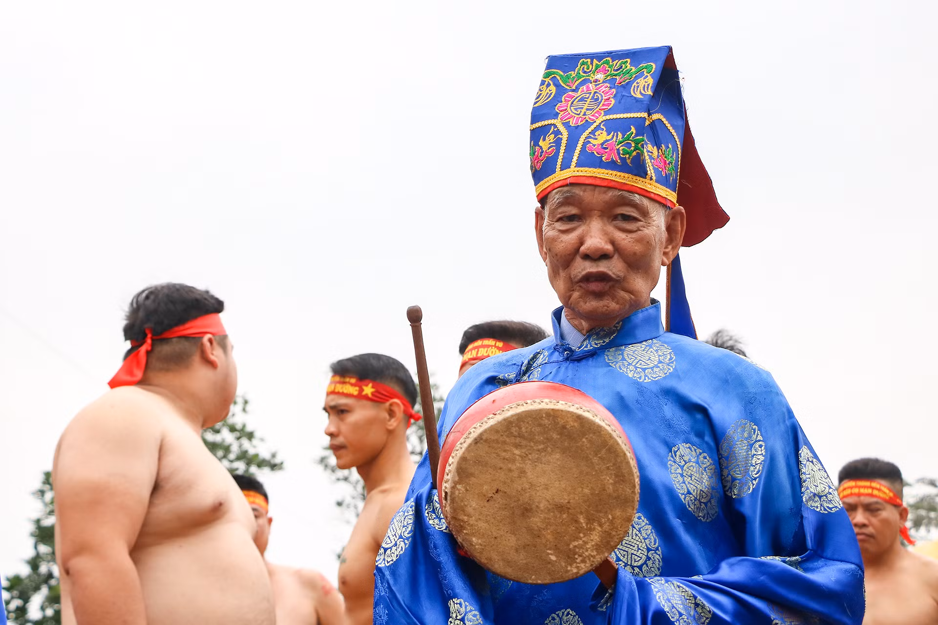 Người đánh trống điều khiển trận đấu kéo co ngồi được gọi là ông Tiên thứ chỉ. Người đánh trống điều khiển trận đấu kéo co ngồi được gọi là ông Tiên thứ chỉ.