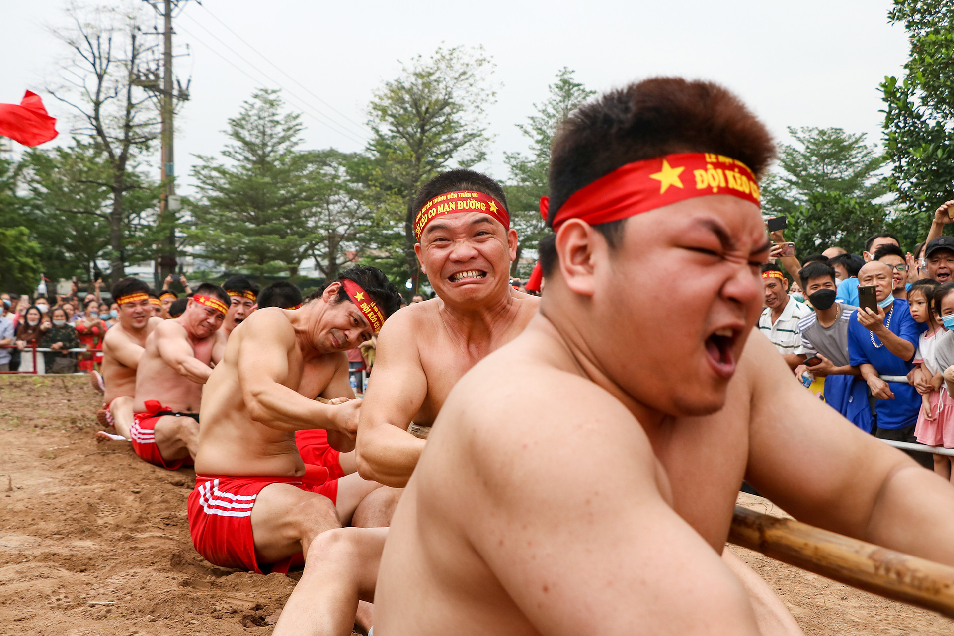 Thành viên đội Mạn Đường đang ra sức kéo với mong muốn đem về chiến thắng cho đội của mình.