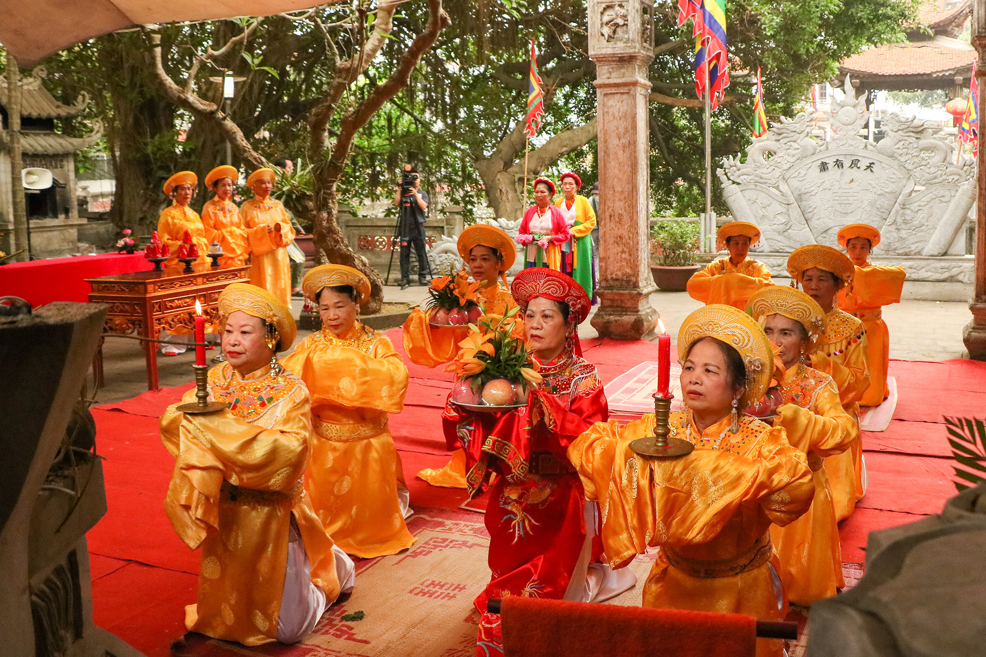 Từ 7 giờ 30 - 8 giờ 30 sáng là thời gian hành lễ của Đội dâng hương đình Cự Đồng.