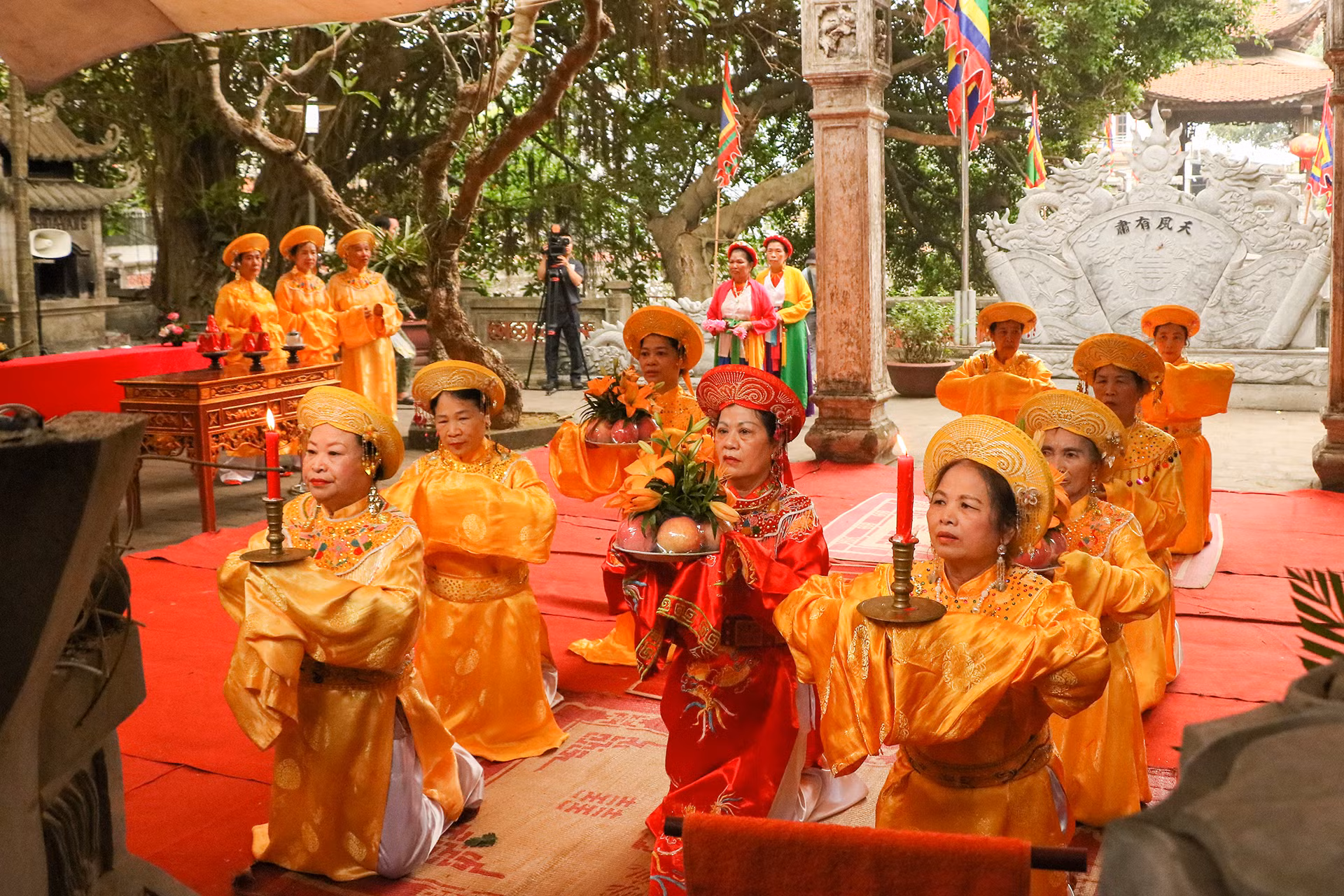 Từ 7 giờ 30 - 8 giờ 30 sáng là thời gian hành lễ của Đội dâng hương đình Cự Đồng. Từ 7 giờ 30 - 8 giờ 30 sáng là thời gian hành lễ của Đội dâng hương đình Cự Đồng.