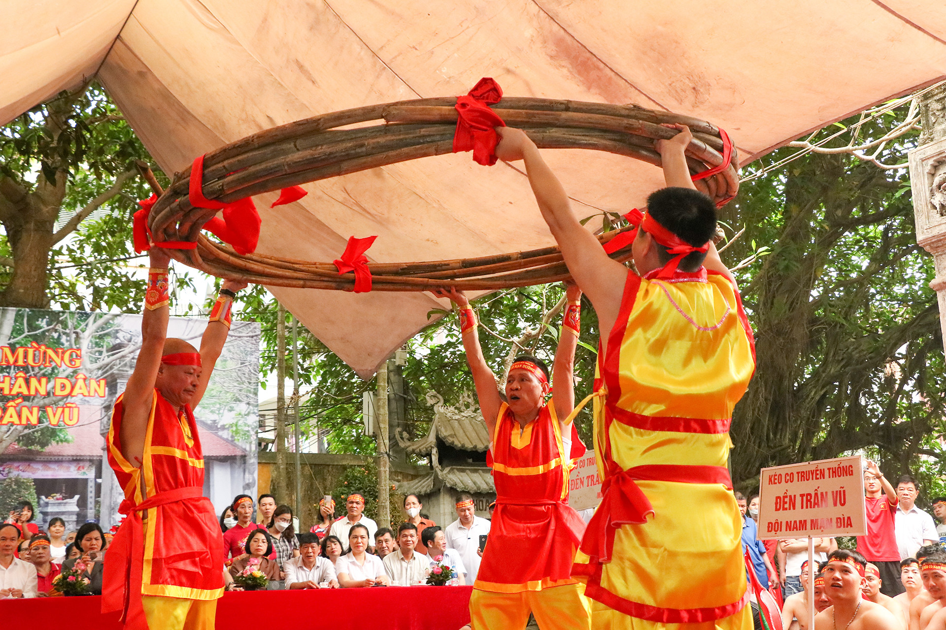 Sau khi làm lễ xong, cây song dùng để kéo co được đội trưởng của các nhóm dâng cao 3 lần với mục đích nâng cao khí thế, tinh thần của người tham gia.