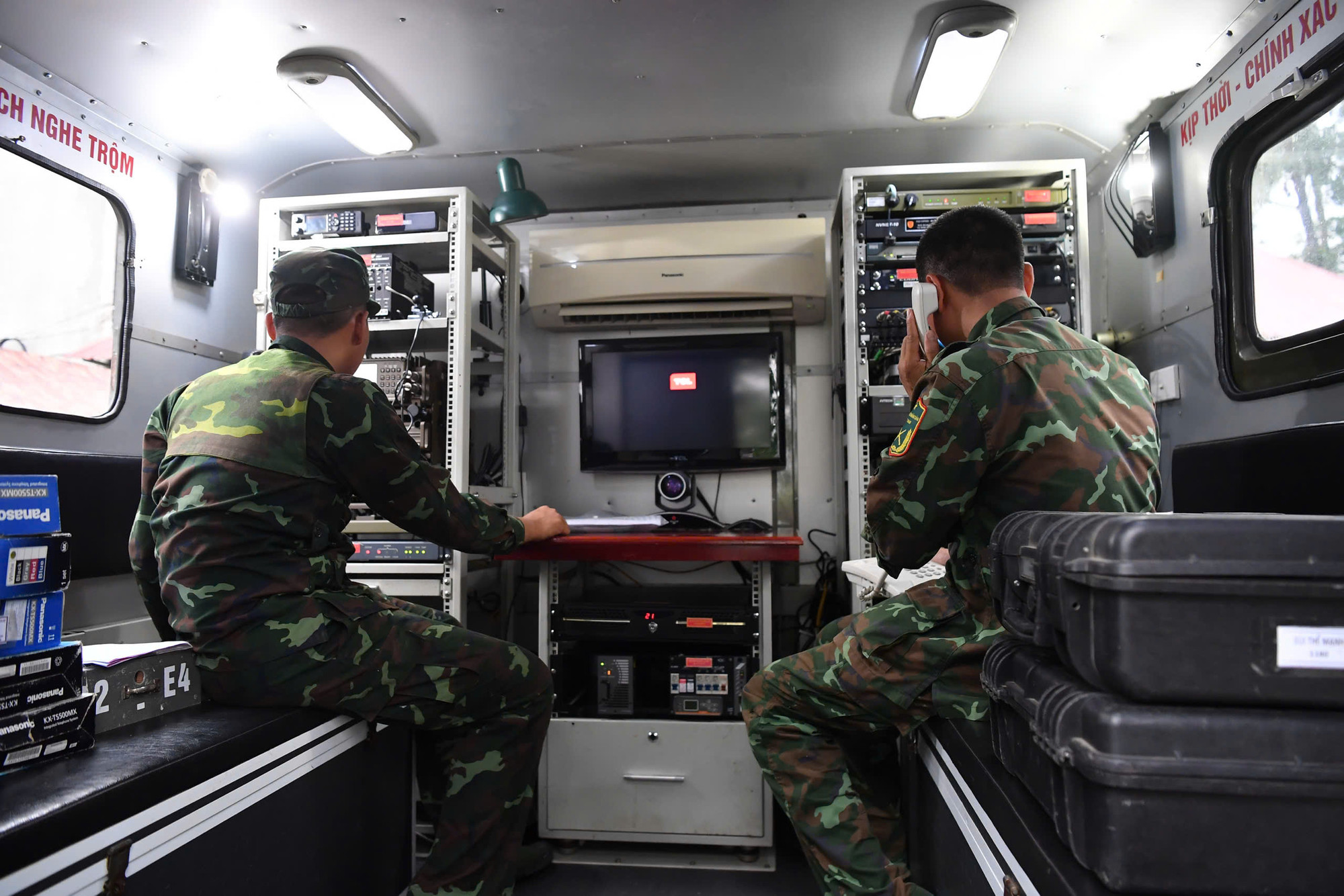 Lữ đoàn Thông tin 602, Quân khu 2 triển khai trụ phát sóng bảo đảm thông tin liên lạc cho công tác cứu hộ.